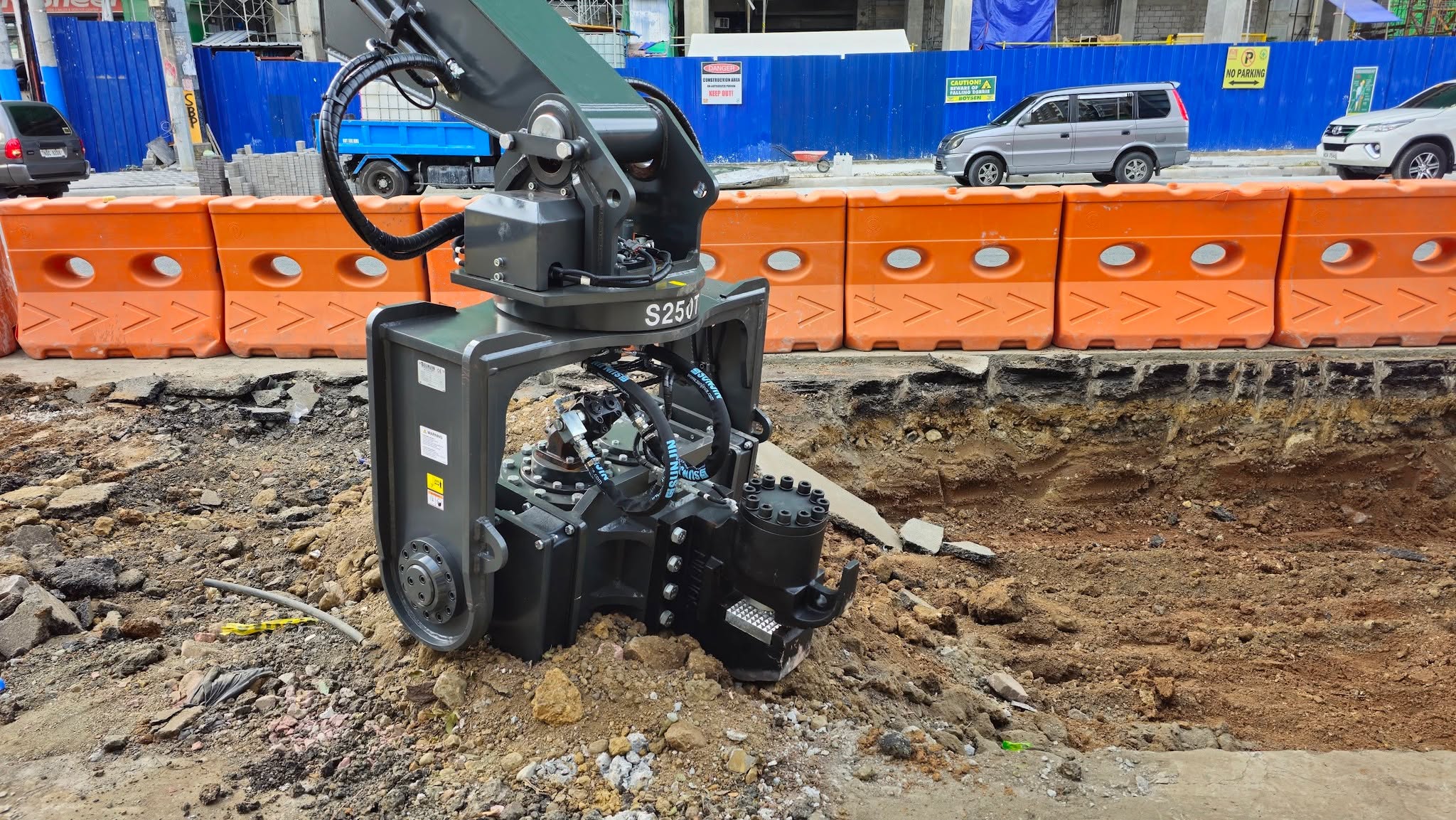 The S250T Tilting Vibro Hammer is engineered to provide reliable vibration and flexible positioning, enabling accurate piling across infrastructure projects.
#VibroHammer #S250T #PileDriver #SUNJIN #KoreaManufacturer #Construction #floodcontrol #HeavyEquipment