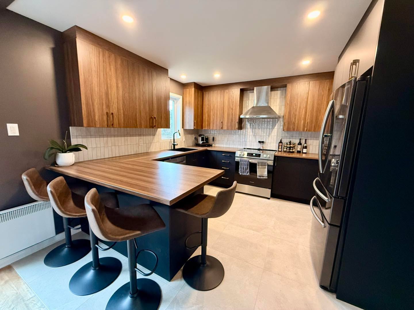 🔥 TRANSFORMATION COMPLÈTE DE CUISINE ET SALLE D’EAU🔥
D’une cuisine datée et sombre… à un espace moderne, chaleureux et haut de gamme 🤩
✔️ Armoires pleine hauteur
✔️ Grand comptoir lunch intégré
✔️ Nouvelle céramique grand format
✔️ Éclairage encastré moderne
✔️ Dosseret épuré
✔️ Maximisation complète de l’espace
Le résultat? Une cuisine beaucoup plus fonctionnelle, lumineuse et parfaite pour la vie de famille 👌
Nous avons également refait toute la salle d’eau avec un look plus moderne 👌
Chez Construction M. Dubé, on transforme vos idées en projets clés en main, avec une finition soignée du début à la fin.
Merci à plomberie_longpre Malco Énergies Cuisine Excellence et toute l’équipe de Construction M Dubé Inc.
📍Rive-Nord de Montréal
📩 Contactez-nous pour votre projet de rénovation cuisine 2026