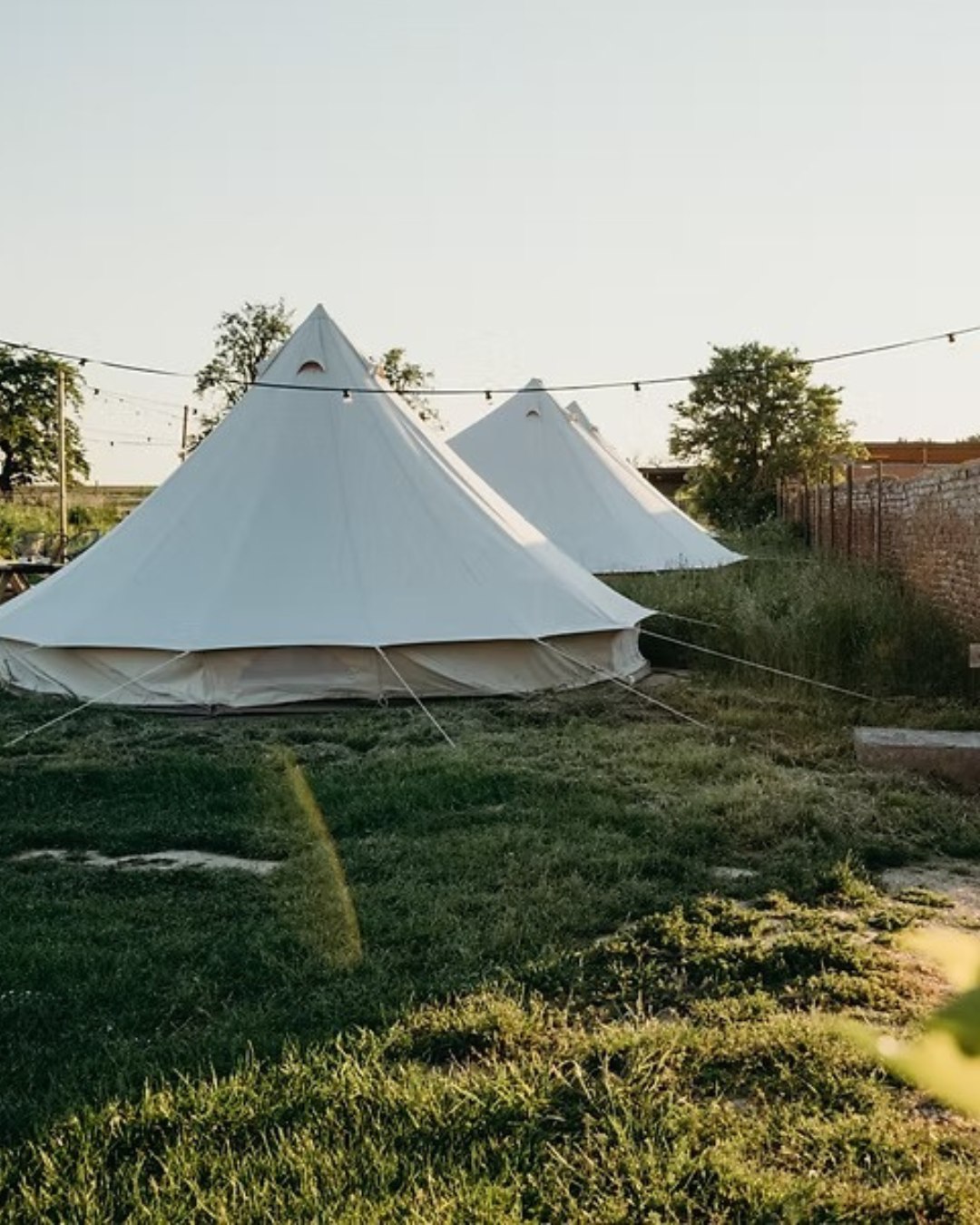 Even ontsnappen aan de drukte? 🌿
Tussen de velden van Haspengouw wachten onze sfeervolle tipitenten op jullie voor een unieke overnachting in de natuur. ✨
👉 Plan jouw getaway: https://www.goedvangothem.be/glamping
#trouwfeest #evenement #kachetvenue #glamping