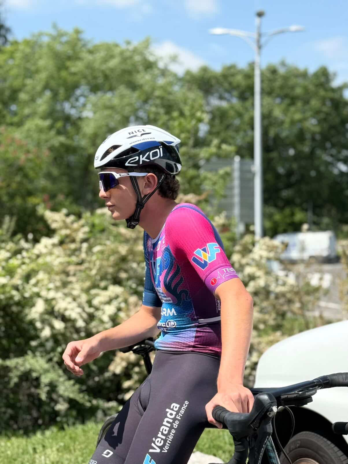 🚴♂️ Grand Prix de Colomiers — 1er mai 📍
Journée compliquée pour les couleurs du GCD Véranda & Verrière de France sur le plateau de 45 coureurs. Chute lourde de Teddy, chute d'Eythan, crevaison de Stanley : trois coups de massue en quelques tours.
🏆 Résultat : 🎯 Nathan Payet — 19e (seul rescapé du quatuor)
Nathan a fini le boulot tout seul, dossard sur les épaules. Beau symbole de combativité dans une course qui s'est acharnée. Bonne récup' aux gars, on revient plus forts. 💪
📸 @cc.p.i.c.s
@crealudiffusion
@eleclercauch
@sosparebrisepluslislejourdain
@ozarm_custom
@21street_gaming
@jomasport
@groupamaoc
@sonia.reflectin
STSI
GUIA
@kcocafe
@nvdp_bikefitting
@tbrsportperformance
MC3M
@final__video
SAS GEOFFRAY BISIAUX
@teamnicemetropolecotedazur_