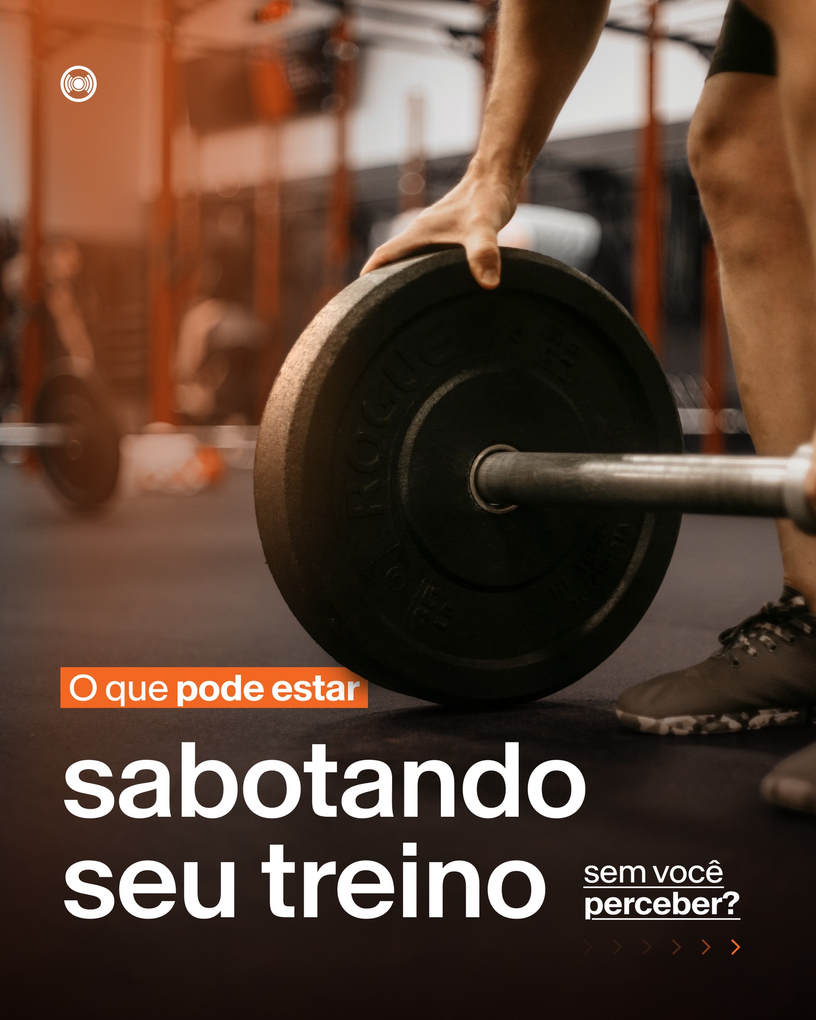 Treinar exige foco, ritmo e constância, e o ambiente tem mais influência nisso do que parece. Quando o espaço não é pensado para equilibrar estímulos, o que deveria colaborar acaba atrapalhando, o corpo responde, a mente sente e o rendimento acompanha.
Acústica não é detalhe técnico, é parte da experiência. Projetar academias com critério é garantir que o espaço trabalhe a favor de quem está ali, não contra.
E isso não se limita a quem está treinando. O impacto sonoro gerado por uma academia, especialmente em contextos residenciais, é um dos pontos mais críticos quando não há isolamento adequado, e precisa ser considerado desde o projeto.
Porque, no fim, evoluir também depende de onde você treina.