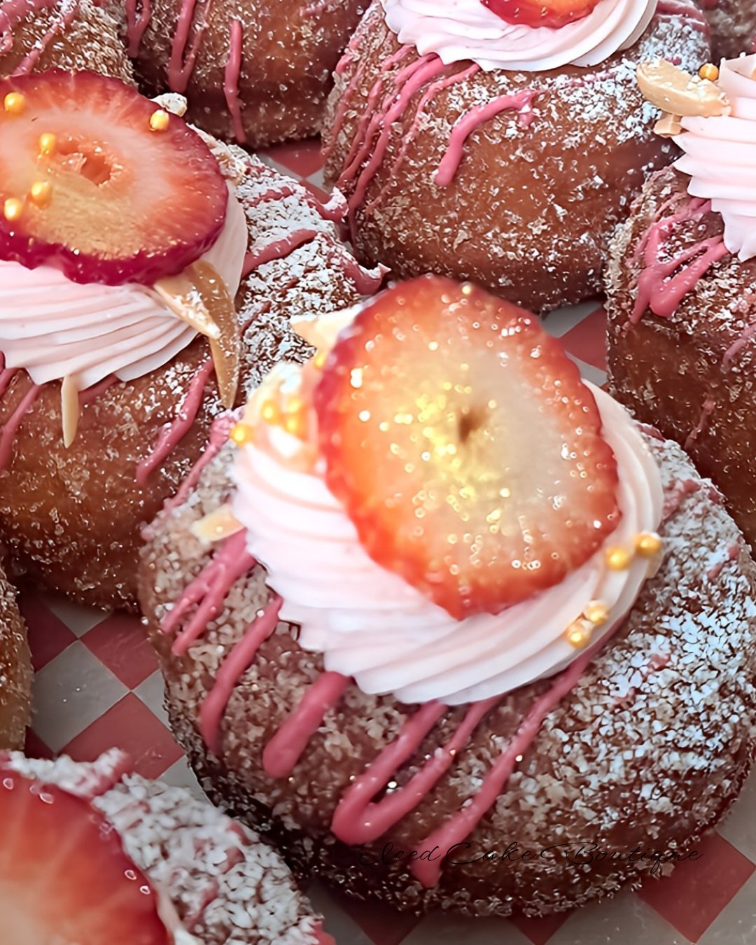 A little something extra from a recent catering order ✨
Fresh filled brioche-style donuts topped with whipped ganache, fresh fruit, chocolate, toasted almonds, and finished with just the right amount of sweetness.
Featuring:
🍓 Strawberry shortcake-inspired
🍌 Banana chocolate
Perfect for dessert tables, showers, brunches, and luxury catering spreads.
#TorontoDesserts #TorontoCatering #GourmetDonuts #LuxuryDesserts #TorontoBaker #DessertTable #CustomDesserts #BrunchDesserts #TorontoFoodie #FilledDonuts #DessertCatering #IcedCakeBoutique