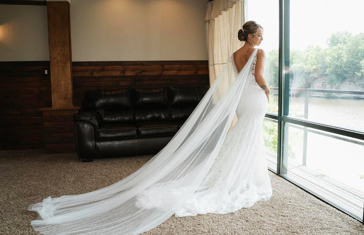 A bridal cape? Now that’s something we will never get over. 🤍✨ #marabride Alyssa left us speechless with her bridal look from the one & only @justinalexander.