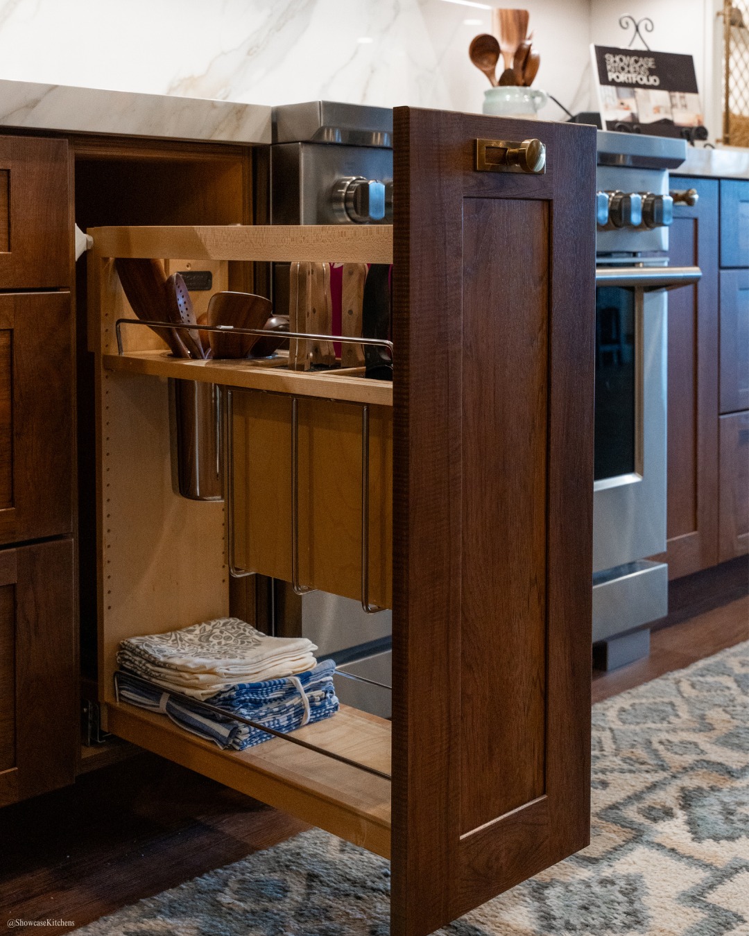 Hide the clutter, keep the function 🔪✨
.
.
#CantonCT #FarmingtonValley #CTHomes #KitchenDesign #CustomCabinetry #KitchenOrganization #LuxuryKitchens #LocalDesigners