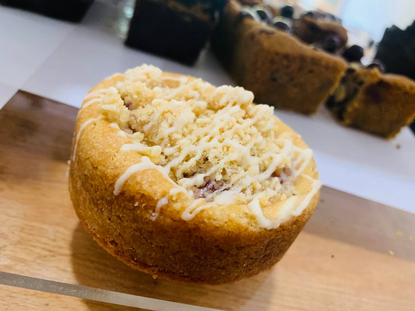 🚨QUAYSIDE MARKET UPDATE & SHOP OPENING TIMES, SUNDAY 3rd MAY🚨
Well folks, we arrived at Quayside this morning to set up but it was just too wet & with rain predicted all day we have packed up & have opened the shop! We’ll be here until 12pm, the coffee machine is on and the bakes are waiting! 🎉
We have limited stock available, but they are Special
Edition Bakes, so pop in, say hello & grab your bank holiday treat 🎁
On the counter:
⭐️ Lemon & Raspberry Blondie (baked with homemade lemon curd & fresh raspberries)
⭐️ Cornflake Tart Blondie (Sam’s absolute fave!!)
⭐️ Deep Dish Cookies:- Biscoff, Cookies & Cream and Rhubarb Crumble (made with home grown rhubarb courtesy of northeastcaptures)
⭐️ Malteser Style Cookie Slice
⭐️ Biscoff Cornflake Brookie (Red Velvet Cookie Base with a layer of Biscoff, Fudgy Brownie & topped with Biscoff smothered Cornflakes)
⭐️ Red Velvet Hazelnut Blookie (Red Velvet Cookie Base, Hazelnut Blondie & finished with a Salted Caramel White Choc Ganache Topping & Hazelnuts)
Oh and we have some sarnies to take away!
🥪 Eggz (tofu) Mayo Sub
🥪 Coronation Chickpea Sub
🥪 Cluck & Stuff on Bloomer Bread (our house Chick’n Seitan with Stuffing, sorry no gravy!)
The good old British weather, don’t we just love it! ☔️🤣
#vegannewcastle #newcastlefoodiescene #newcastlefoodies #quaysidenewcastle #vegantreatbox #vegancakesandotherbakes #vegancakes #newcastlevegan #veganmarkets #veganmarket #northeastvegans #veganuk #thetreerooms