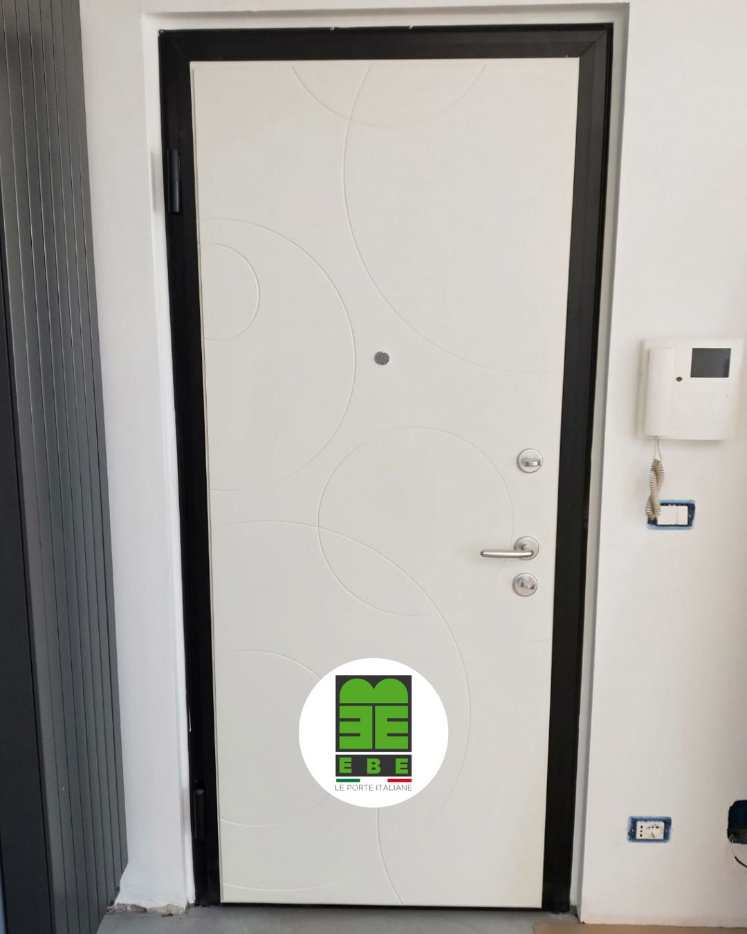 La vera tranquillità inizia dalla porta di casa. 🛡️✨
Proteggere i tuoi spazi e chi ami è fondamentale, ma chi ha detto che la sicurezza debba rinunciare allo stile?
Siamo orgogliosi di essere Rivenditori Ufficiali @alias_porte_blindate , leader nelle porte blindate che uniscono prestazioni tecniche di altissimo livello a un'estetica curata in ogni dettaglio.
🔒 Sicurezza assoluta: tecnologie antieffrazione all'avanguardia per farti dormire sonni tranquilli. 🎨 Design su misura: pannelli interni ed esterni personalizzabili per abbinarsi perfettamente allo stile di casa tua.
Pronto a blindare il tuo ingresso con eleganza?
📍 Vieni in via Manzoni 1 a Cercenasco (TO) per scoprire tutta la gamma @alias_porte_blindate
#EbePorte #PorteBlindate #AliasPorteBlindate #SicurezzaInCasa #Ristrutturazione