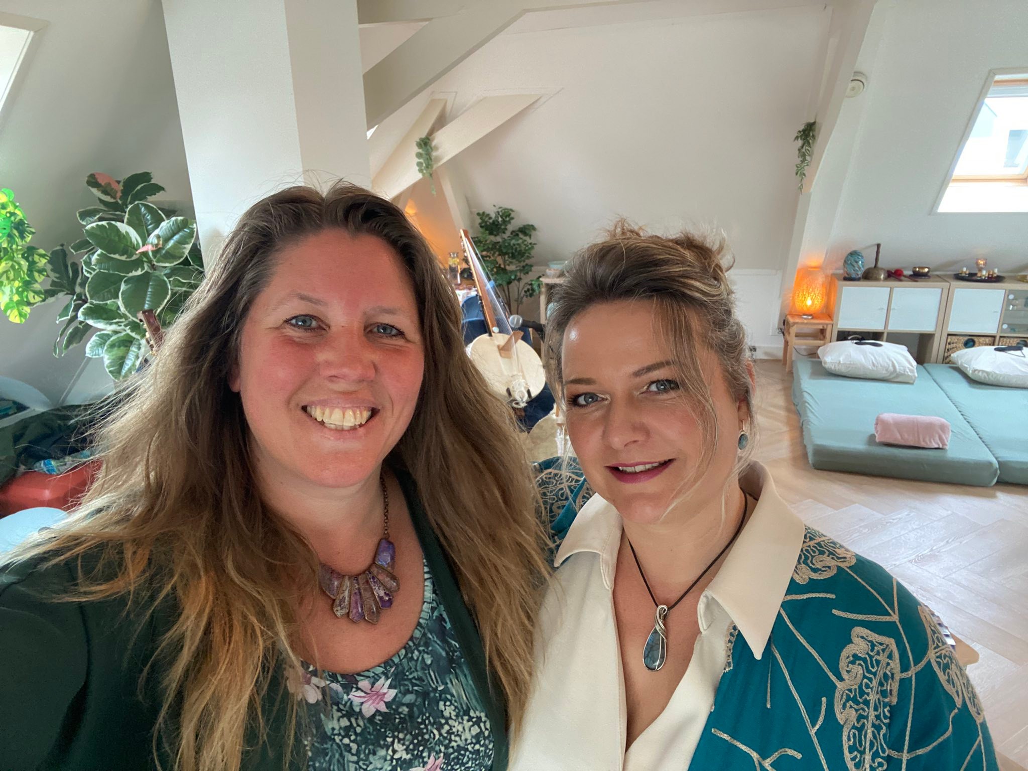 Vanmiddag fijn samen met Conny van Aequilibria een Muzikale Meditatie Reis gegeven met thema Binnenaarde healing in Apeldoorn. Het was zeer bijzonder!🌹🌹🌹🎶