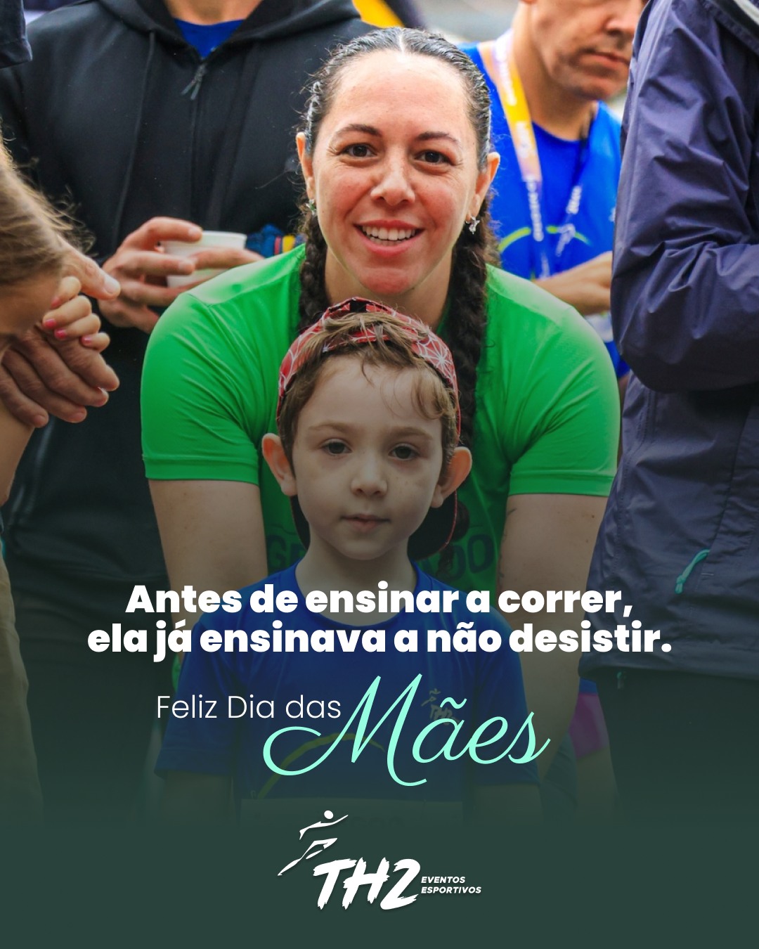 Tem coisas que os filhos aprendem sem que ninguém precise explicar.
Aprendem observando, convivendo, sentindo. Aprendem no jeito que a mãe enfrenta os dias difíceis, encontra forças quando parece não haver mais energia e segue em frente mesmo cansada. Talvez seja por isso que tantas histórias bonitas da corrida começam muito antes da primeira largada.
Neste Dia das Mães, celebramos aquelas que ensinam coragem no silêncio, resiliência nos detalhes e amor em cada passada. Mães que caminham ao lado, incentivam, esperam na chegada, seguram a mão nos primeiros quilômetros e, muitas vezes, são o motivo pelo qual alguém acredita que consegue ir mais longe.
Feliz Dia das Mães! Que nunca faltem caminhos para viver momentos assim juntos.
#DiadasMaes #XtremeGramado #TrailRunning #Corrida #Trailrun