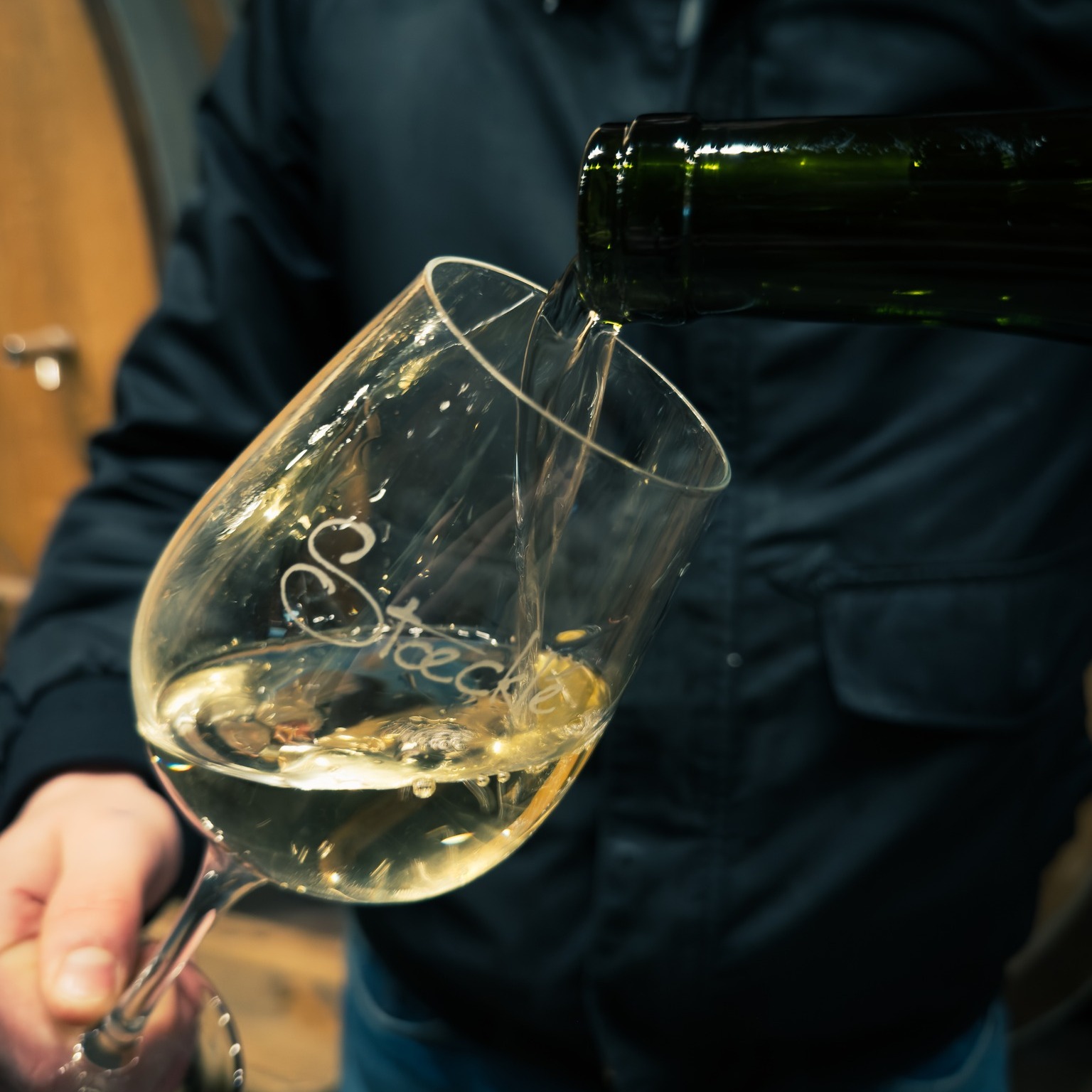 Le plaisir commence dès les premiers instants… 🍷✨
Le vin se dévoile, les arômes s’expriment, et la magie opère.
Un simple geste… pour un grand moment de partage 🤍
#degustation #winetime #alsace #convivialite