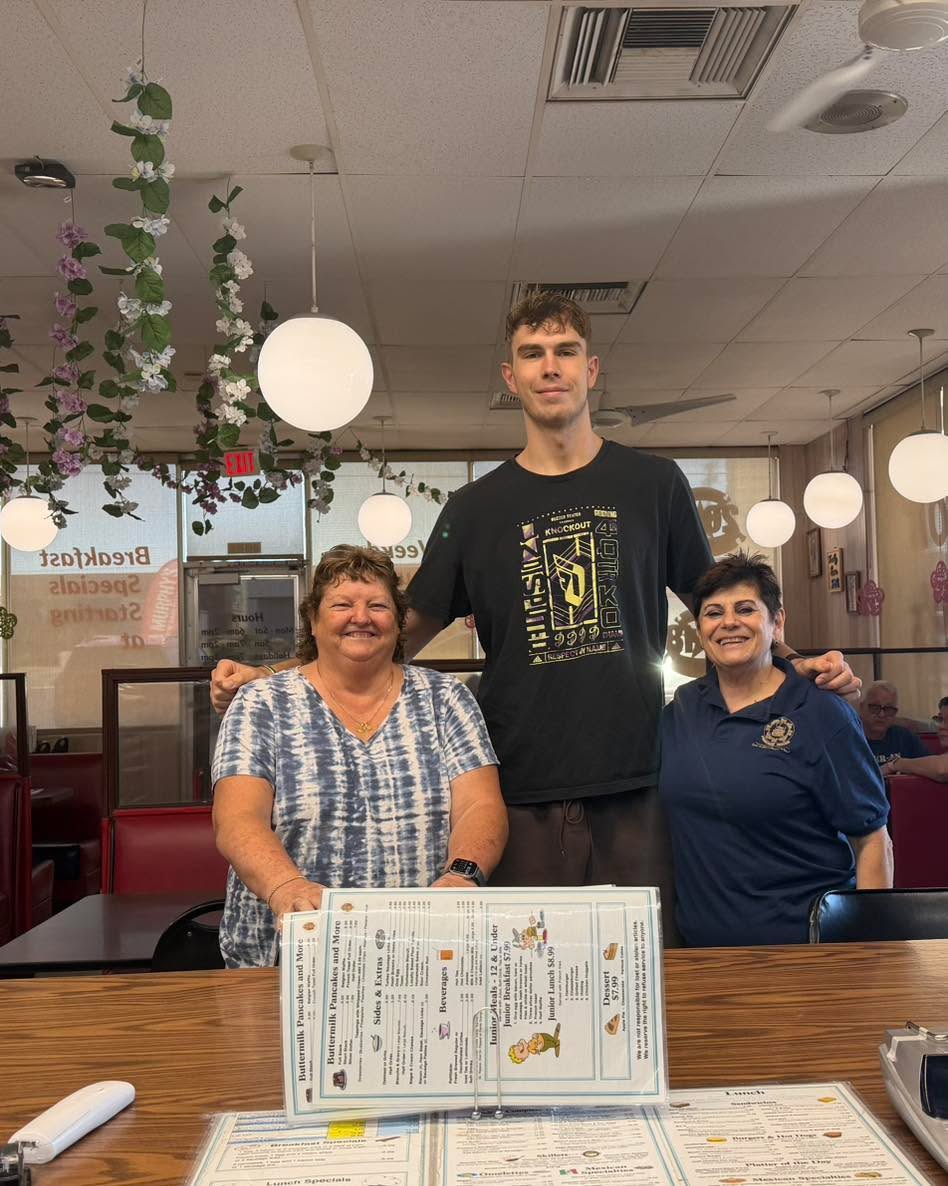 He’s not tall, he’s vertically gifted and thinks you all should eat at Joe’s!
We had a special guest in the <pancake> House this morning. Thanks for the visit Mo. #beardown
Don’t forget to say hi to Holly. Her dad was our first regular when we opened in ‘84! And obviously y’all know Jackie.
Family owned and Locally loved since 1984 ♥️🥞
🌟Dine-In
🌟Carryout
🌟DoorDash
🌟EZCater
📍2532 S. Kolb Rd.
Tucson, AZ 85710
📞520-747-7536
🌐Www.JoesPancakeHouseTucson.com
Monday - Saturday 6 am to 2 pm
Sunday 7 am to 2 pm
Major Holidays 7 am to 1 pm
#tucson #Arizona #tucsonarizona #tucsonaz #visittucson #desert #tucsonfoodie #tucsonsmallbusiness #tucsonlocal #universityofarizona #universityofarizonawildcatstadium