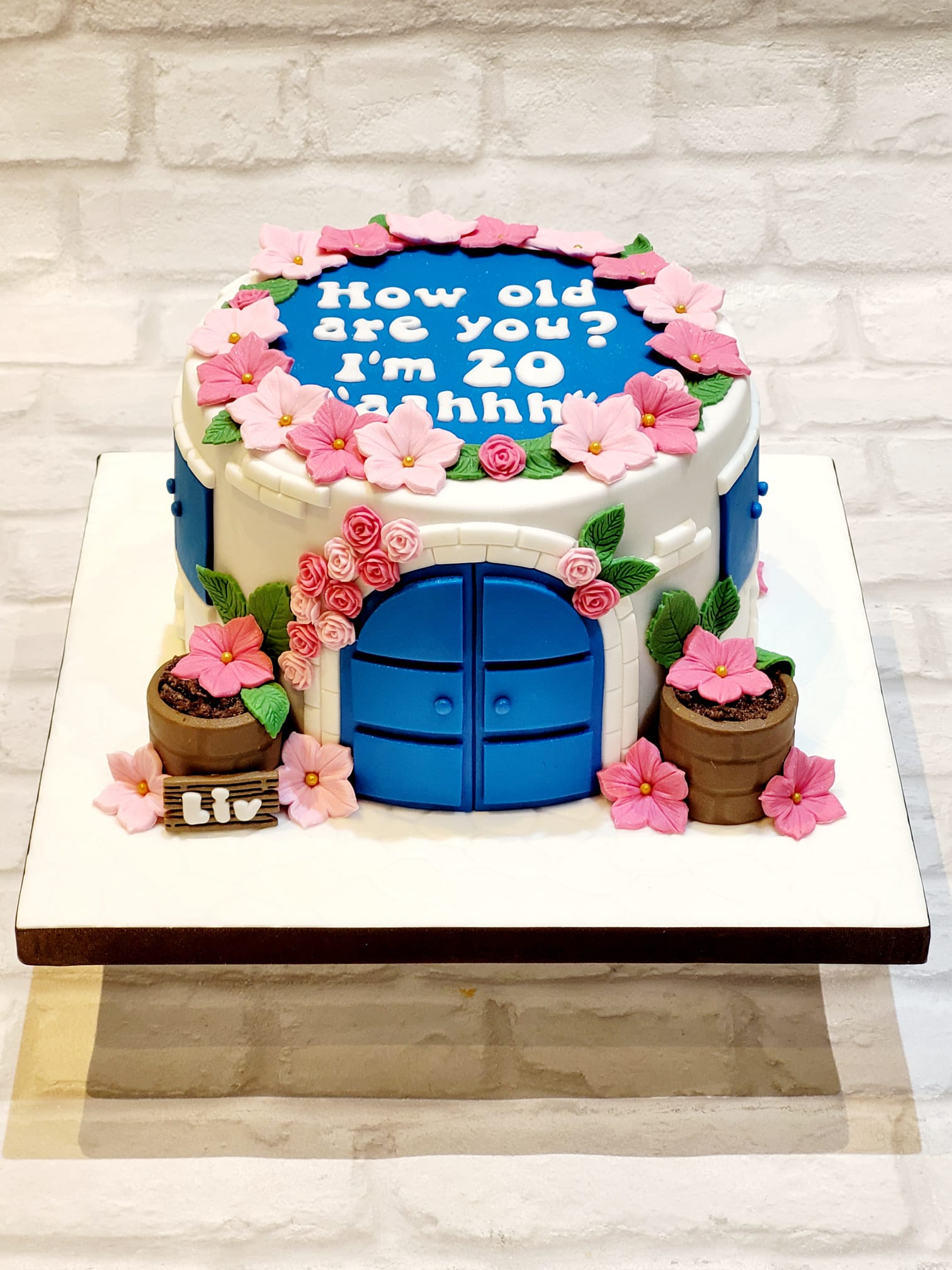 'Mamma Mia!' movie inspired cake from its Grecian setting.
This cake was made for Liv to celebrate her 20th birthday and features several icon elements from the movie.
#MammaMiaCake #MammaMia #DancingQueen #ABBA #birthdaycake