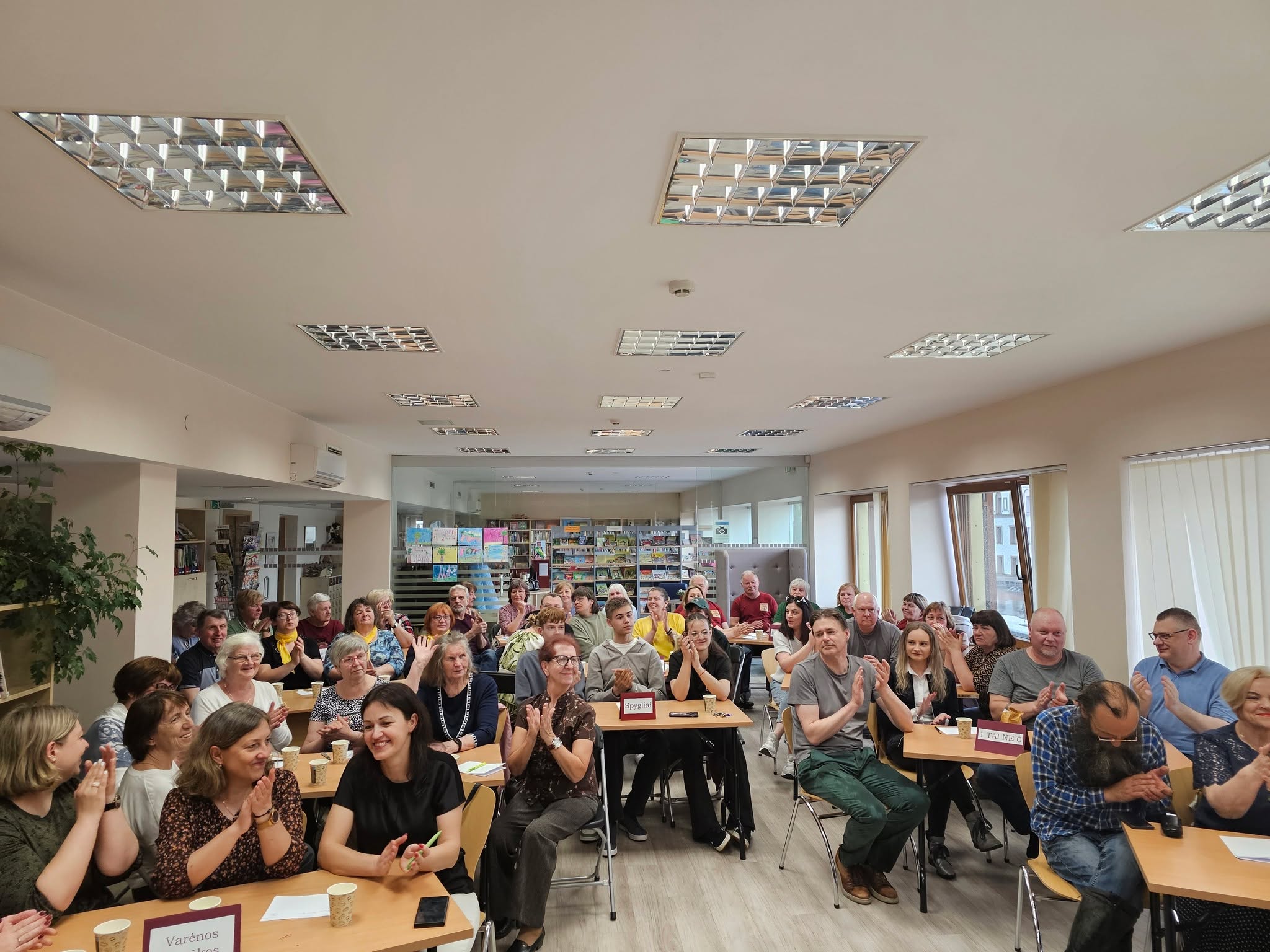 🫶Gegužės 5-ąją Varėnos viešojoje bibliotekoje vyravo ypatinga nuotaika – čia jau ketvirtą kartą susibūrė didžiausi gimtojo krašto mylėtojai. Tradicinė viktorina „Ar pažįsti Varėnos kraštą?“ šiemet sulaukė gausaus būrio dalyvių – dėl žinovų titulo varžėsi net 11 azartiškai nusiteikusių komandų iš viso rajono: „50+“, „Varėnos lepeškos“, „Nemokamas alus“, „1 tai ne 0“, „Musės ir uodai“ (Varėnos TAU), „Spygliai“ (Varėnos „Ąžuolo“ gimnazija), „Kielukės“ (Nedzingė), „Krivis“ (Kriviliai), „Rizikos mėgėjai“ (Perloja), „Puodžiai“, „Kraštiečiai“ (Vydeniai). Renginio dalyviai – nuo gimnazistų iki senjorų – turėjo įveikti bibliografės Laimutės Cibulskienės parengtą 50-ies klausimų iššūkį. Klausimai apėmė plačią temų paletę: nuo Varėnos istorijos ir unikalaus gamtos paveldo iki etnografinių tradicijų bei kultūros subtilybių.
🫶Šį kartą sėkmė ir žinios plačiausiai šypsojosi: „Rizikos mėgėjams“ iš Perlojos (I vieta), „Puodžiams“ iš Puodžių (II vieta) ir „Varėnos lepeškoms“ (III vieta).
Nugalėtojų komandos buvo apdovanotos specialiais, būtent šiai progai paruoštais bibliotekos prizais. Kitos dalyvavusios komandos taip pat buvo pradžiugintos dovanėlėmis.
🫶Pasibaigus renginiui salėje aidėjo mintys, kad net ir tos komandos, kurioms nepavyko atsakyti į visus 50 klausimų, jautėsi laimėtojos. Kaip sakė patys dalyviai, didžiausias prizas buvo ne balai, o galimybė iš naujo atrasti savo krašto istoriją, gamtą bei kultūrą ir sužinoti faktų, apie kuriuos anksčiau nebuvo girdėję.
🫶Ši popietė dar kartą įrodė, kad Varėnos kraštas yra neišsemiamas, o jo pažinimas – tai džiugus procesas, kuris vienija bendruomenę ir dovanoja atradimo džiaugsmą.
🫶Dėkojame visiems dalyvavusiems už azartą ir meilę Varėnos kraštui!
#renginiaivarėnoje #renginiaivarenoje #protmūšis #protmusis #varėnosviešojibiblioteka #varėnosbiblioteka #Varėna #varėnoskraštas