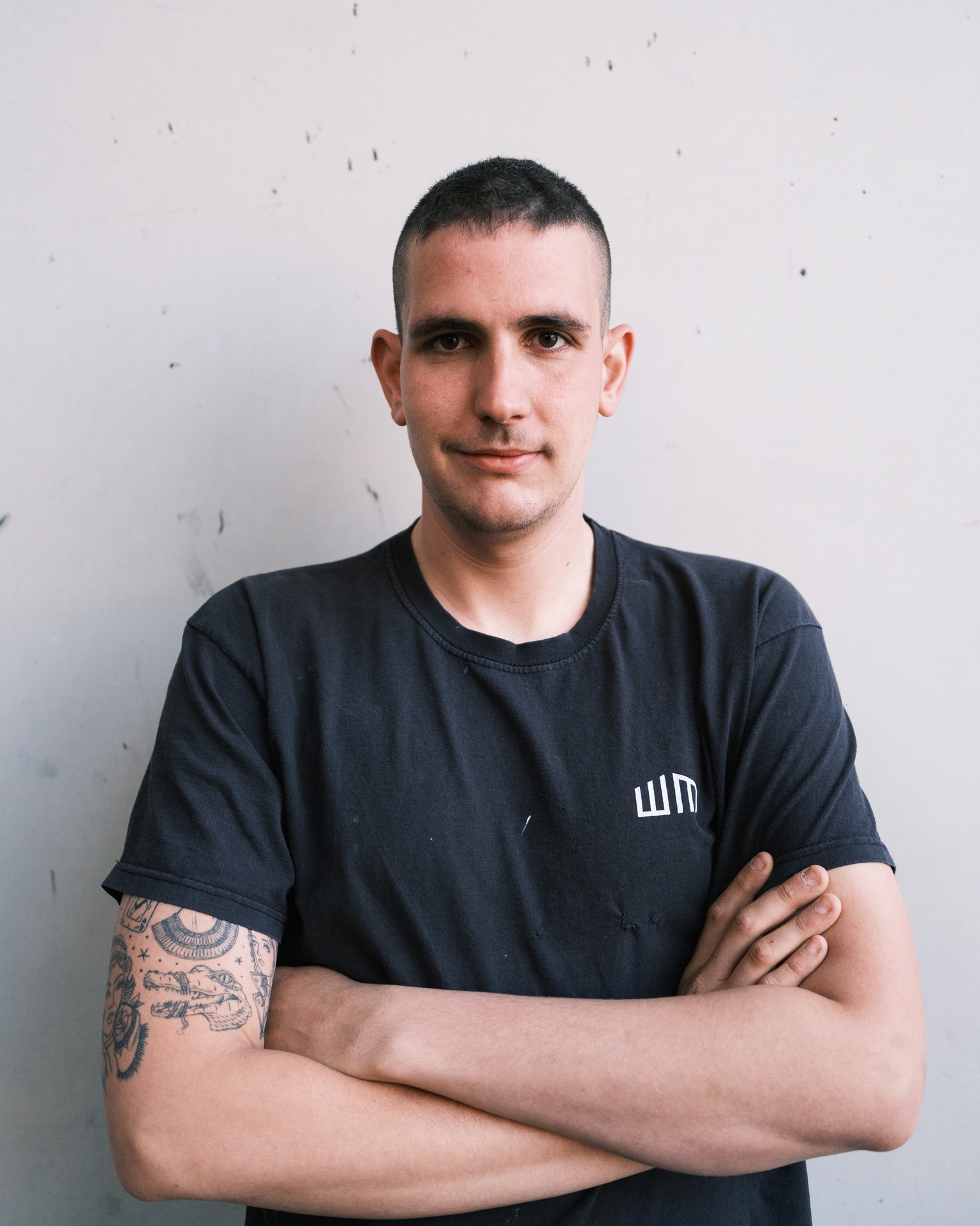 Mitarbeiter im Fokus: 𝗠𝗮𝗿𝗶𝗮𝗻 💪
Seit 𝟮𝟬𝟮𝟬 ist Marian ein fixer Bestandteil unseres Teams.
Gemeinsam mit Andrea bildet er unser 𝗠𝗼𝗻𝘁𝗮𝗴𝗲𝘁𝗲𝗮𝗺 für die Fenster und Türen.
Wie er selbst sagt: „𝘈𝘮 𝘮𝘦𝘪𝘴𝘵𝘦𝘯 𝘱𝘢𝘴𝘴𝘵𝘴 𝘮𝘪𝘳, 𝘸𝘦𝘯𝘯 𝘮𝘪𝘳 𝘬𝘰𝘮𝘱𝘭𝘪𝘻𝘪𝘦𝘳𝘵𝘦𝘳𝘦 𝘔𝘰𝘯𝘵𝘢𝘨𝘦𝘯 𝘮𝘰𝘤𝘩𝘦𝘯.“ 🔧💪
Seine Motivation, sein Einsatz und die Freude an Herausforderungen machen ihn zu einer starken Unterstützung bei jedem Projekt.
In seiner Freizeit ist er gerne in den Bergen. Außerdem verbringt er viel Zeit mit seinen Kollegen oder auf seiner Vespa. 🛵
𝗗𝗮𝗻𝗸𝗲 𝗳ü𝗿 𝗱𝗲𝗶𝗻𝗲𝗻 𝗘𝗶𝗻𝘀𝗮𝘁𝘇 𝘂𝗻𝗱 𝗱𝗲𝗶𝗻 𝗘𝗻𝗴𝗮𝗴𝗲𝗺𝗲𝗻𝘁, 𝗠𝗮𝗿𝗶𝗮𝗻!
.
.
.
#WalterMeinrad #Team
