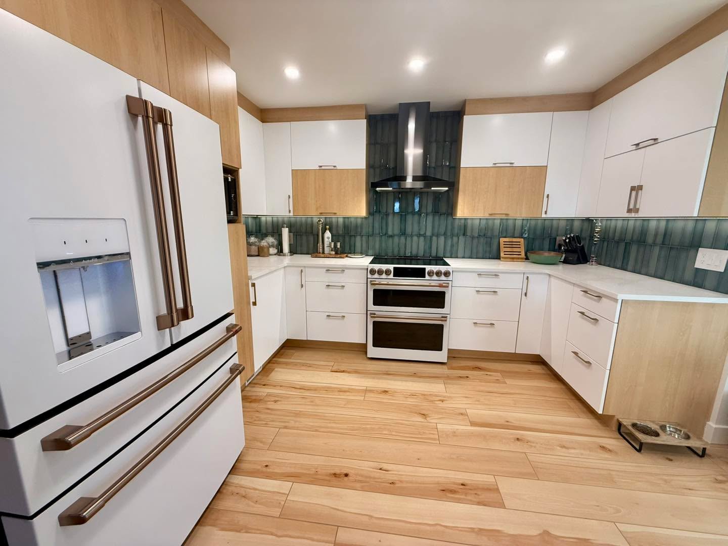 ✨ AVANT / APRÈS ✨
Une transformation complète pour cette cuisine et aire de vie 🤩
✔️ Nouvelle cuisine sur mesure
✔️ Réaménagement complet de l’espace
✔️ Grand îlot convivial
✔️ Nouveau plancher de céramique imitation bois
✔️ Plancher chauffant partout pour un confort absolu
✔️ Éclairage encastré moderne
✔️ Dosseret texturé pleine hauteur
✔️ Finition chaleureuse et intemporelle
Le résultat : un espace beaucoup plus lumineux, moderne et fonctionnel, parfaitement adapté à la vie de tous les jours 🙌
Chez Construction M. Dubé, chaque projet est pensé dans les moindres détails afin d’offrir un résultat durable, pratique et haut de gamme.
📍Rive-Nord de Montréal
📩 Contactez-nous pour votre projet de rénovation clé en main
Merci à plomberie_longpre malcoenergies ainsi que toutell l’équipe de Construction M Dubé Inc.