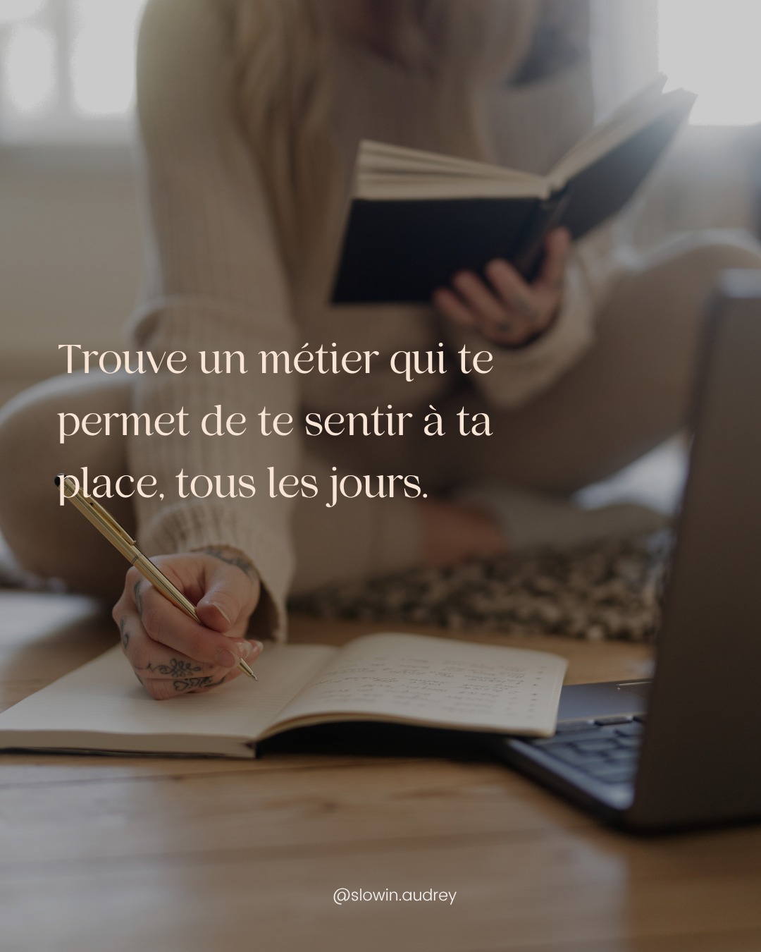 Le plus triste, ce n’est pas de se tromper de voie.
On choisit avec les connaissances, peurs et besoins qu’on a à ce moment là.
Non, le plus triste c’est de s’habituer à vivre une vie qui ne nous ressemble plus. Dans laquelle on s’habitue à être fatigué. A s’ennuyer. A attendre les vacances. Le week-end. A se persuader que “c’est comme ça”.
On coche les cases.
On continue.
On tient bon.
ET on y reste quand même…
Jusqu’au moment où une question prend vraiment trop de place :
👉 “Je vais vraiment faire ça toute ma vie ?”
Parce que tu le sais que ça ne peut pas durer.
Je crois qu’on mérite mieux qu’un “travail qu’on supporte”.
On mérite un quotidien dans lequel on se sent vivant.e
Et pour ça on a besoin d’apprendre à se reconnecter à soi, ses besoins, ses envies, son rythme…
Et c’est ce qu’on explore ensemble dans mes accompagnements.
Parce qu’au fond le vrai sujet ce n’est pas le travail,
c’est la place qu’on s’autorise enfin à prendre dans sa vie.
Une vie dans laquelle tu te sens enfin TOI 🧡