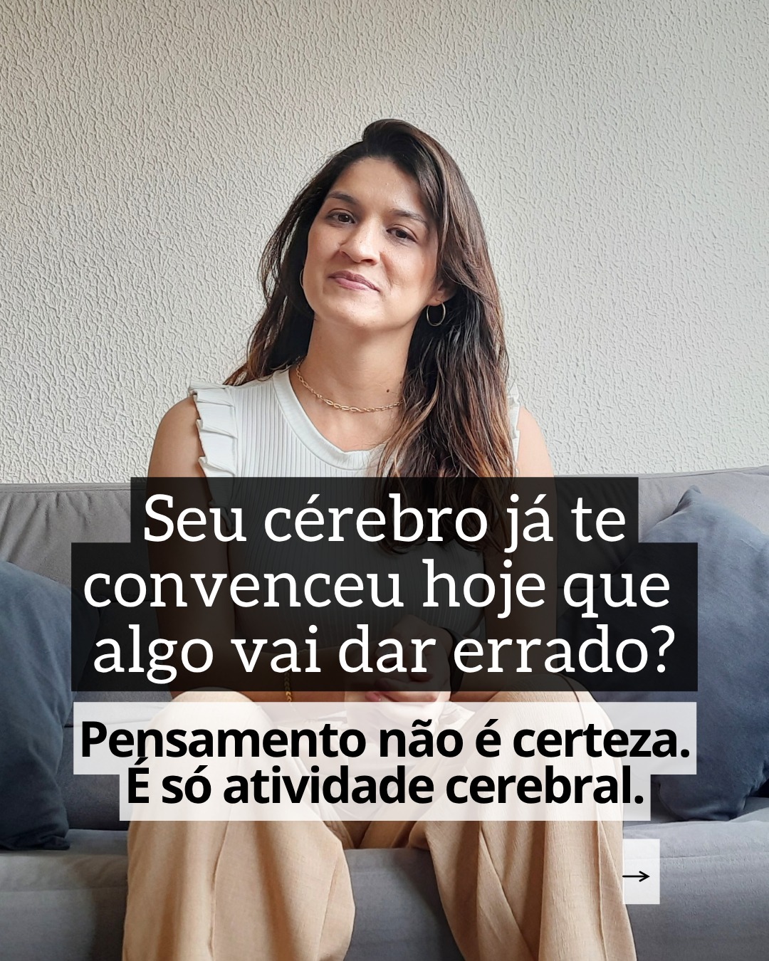 Você não enlouqueceu. Seu cérebro só entrou em modo ameaça.
A ansiedade faz a mente procurar perigo o tempo inteiro.
E quando ela encontra uma possibilidade ruim, ela trata aquilo como se fosse uma certeza.
“Vai dar errado.”
“Algo ruim vai acontecer.”
“Eu vou perder o controle.”
“Eu vou adoecer.”
E o corpo reage:
- coração acelera,
- tensão aumenta,
- a mente entra em alerta.
Só que possibilidade não é realidade.
O cérebro ansioso costuma confundir:
“isso PODE acontecer”
com
“isso VAI acontecer”.
E quanto mais você acredita nesses pensamentos sem questionar…
mais o cérebro entende que existe perigo de verdade.
Por isso aprender a observar pensamentos como hipóteses — e não como fatos — pode ajudar MUITO a reduzir ansiedade e a catastrofização.
Um exercício simples que pode ajudar: quando vier um pensamento catastrófico, tente se perguntar:
→ “Qual é a evidência real disso?”
→ “Estou prevendo ou realmente aconteceu?”
→ “Existe outra possibilidade?”
Isso ajuda seu cérebro a sair do automático do medo.
Me conta: qual pensamento catastrófico sua mente mais cria? 👀