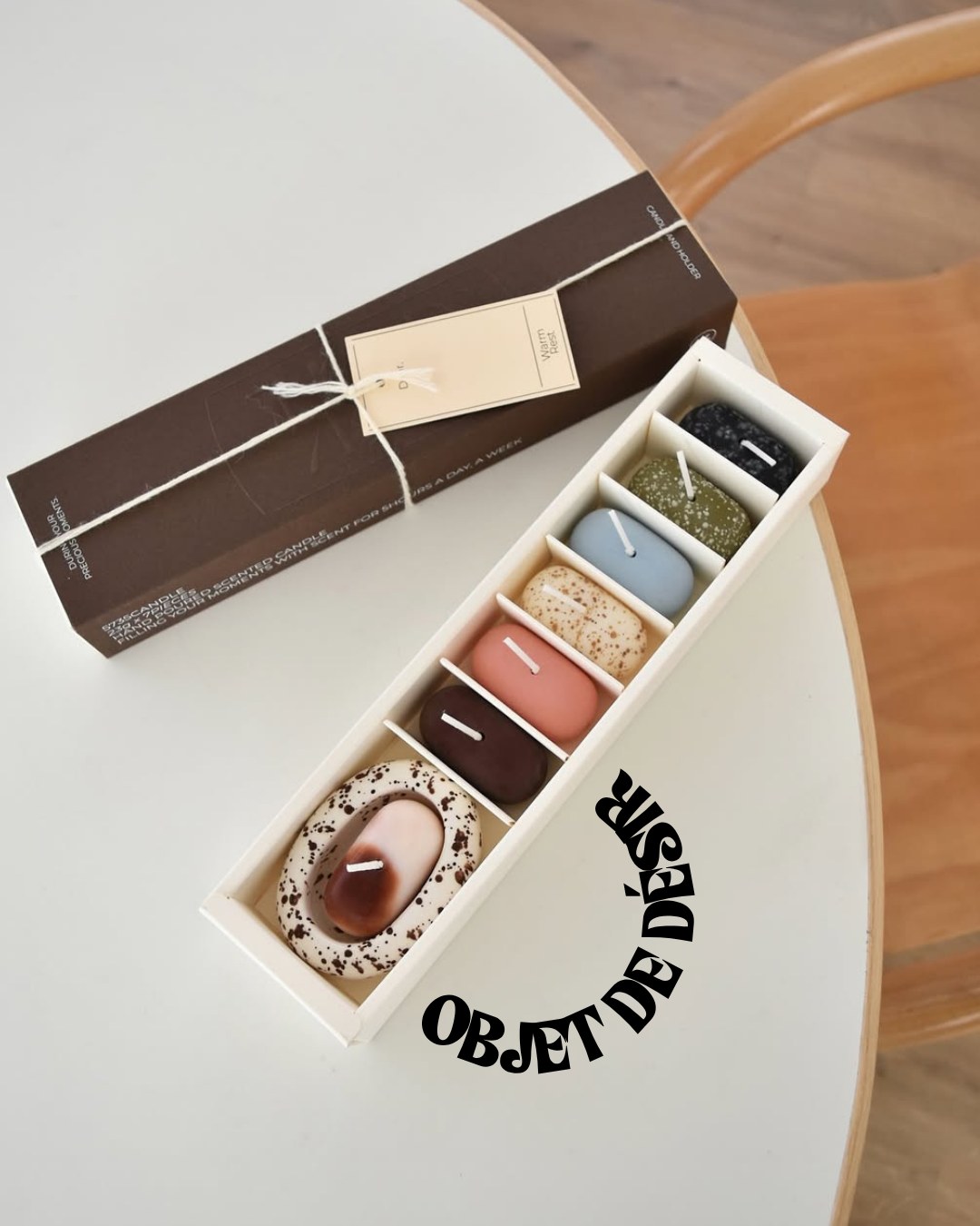 Un nouvel objet de désir repéré par Fine Fleur 🤎
Avec ses bougies aux formes galets et ses nuances terreuses inspirées des années 1970, la nouvelle Brown Edition de @honey.flamingo transforme un simple moment de détente en véritable objet décoratif.
Un ensemble sculptural, minimaliste et réconfortant, pensé pour réchauffer les intérieurs autant que l’atmosphère. Vous aimez ?
