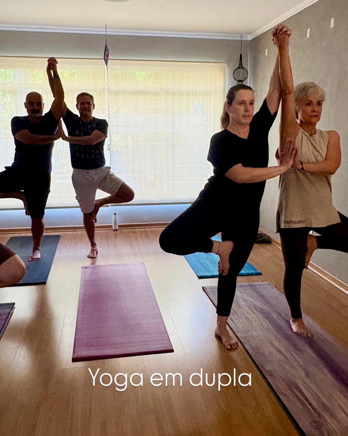 Praticar Yoga em dupla é descobrir que o equilibrio também nasce do encontro. Aprendemos a apoiar e também a receber apoio. Os movimentos acontecem com mais consciência, os alongamentos se aprofundam com suavidade. Respirar junto também faz parte da prática. #yogagram #yogadaily #yogaemdupla #equilibrio