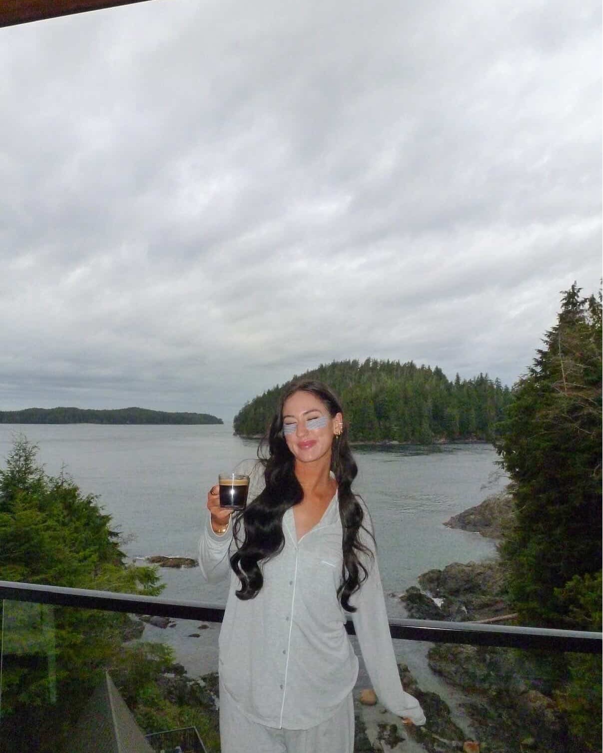 DND mode activated.
Coffee on the balcony. Tacos from Tacofino. Ocean views from bed. Beach walks at blue hour. This is what a Duffin Cove weekend looks like when you actually unplug and let Tofino do its thing.
Effortless luxury, oceanfront views, zero agenda required. 🌅
📸: @jujuxfitt
