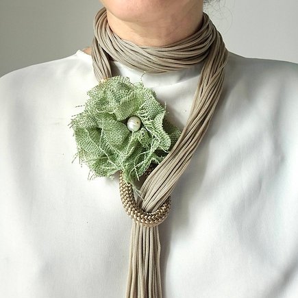 👉Shop for your store: Botanica necklaces on TRADEprivé
The Iris necklace/belt features a multi-strand design with nautical-style details.
It is embellished with a linen flower frayed at the edges and finished with an irregularly shaped freshwater pearl at the center.
The length of the strands allows it to be worn in different ways, changing its shape, length, and function: the Iris piece can also be worn as a belt.
#contemporaryjewelry #SustainableAccessories #necklacedesign #artisanjewelry