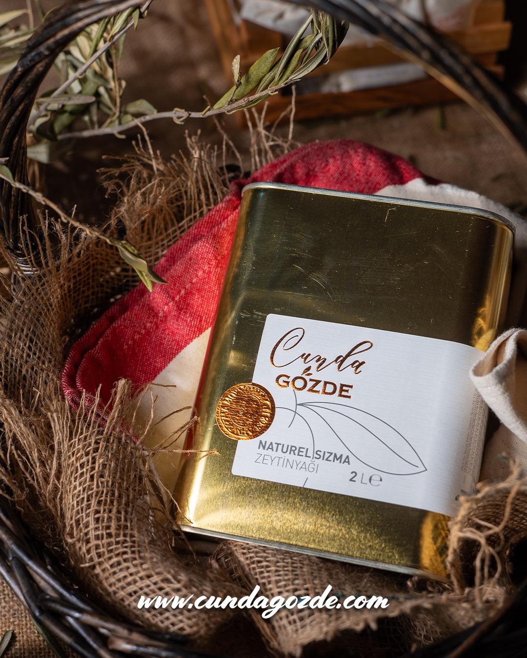 En taze zeytinlerin soğuk sıkım mucizesi: Cunda Göze Naturel Sızma Zeytinyağı!
🛒 Satın Al: www.cundagozde.com
#CundaAdası #yöreselürünler #zeytinyağı #gozdezeytincilik