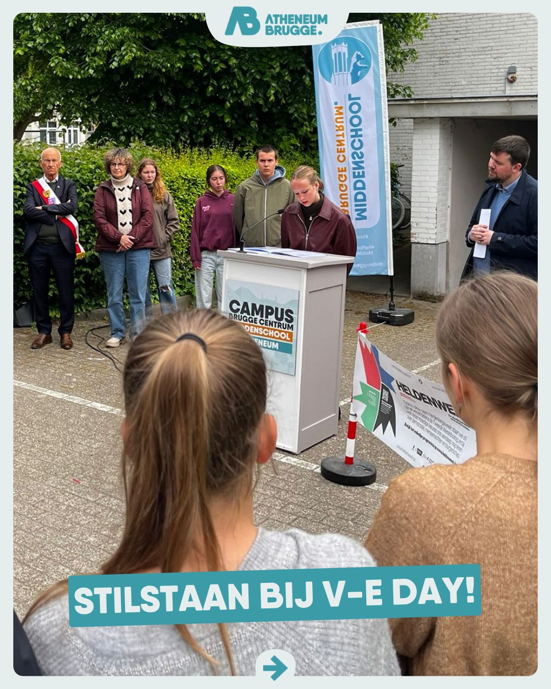 🗣🫶🎖Vrijdag 8 mei stond in het teken van herinnering, verbondenheid en moed. De hele dag werd stilgestaan bij de vergeten verzetshelden: gewone mensen die tijdens de Tweede Wereldoorlog buitengewoon verzet boden tegen het nazisme. Buurtbewoners, ouders en sympathisanten waren ook welkom op deze herdenkingsdag. Tijdens de voorleesmarathon 'Helden van het Verzet' lazen leerlingen en andere betrokkenen gedurende acht uur de namen voor van Belgische verzetsmensen die hun leven gaven in de strijd tegen het naziregime. ’s Avonds werd de herdenkingsdag afgesloten met een Verzetscafé.
-
#ikbeneenatheneeër #samenlerensamenleven #fieroponsgo