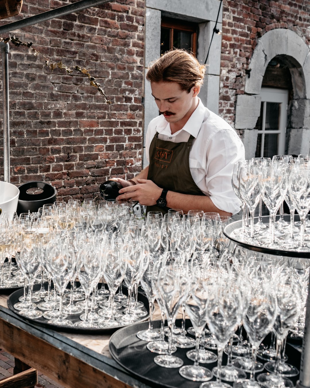 Achter elk feest bij het Goed Van Gothem staat een enthousiast team dat met oog voor detail en een warm welkom klaarstaat om jullie volledig te ontzorgen. 🫶🏼
📷 Hanne Kelchtermans
#trouwfeest #evenement #kachetvenue #glamping