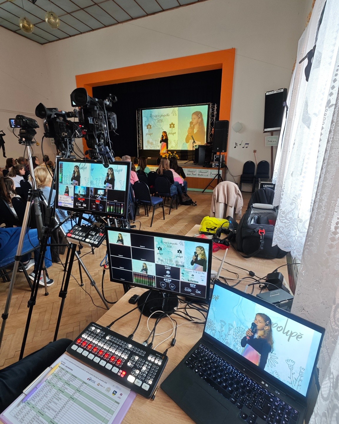 "Rozvíjej se poupátko" je pěvecká soutěž, na které již léta nesmí chybět naše projekce ❤️ #mobilniprojekce #mobilnikino #KinoNaCestach #promitamekdekoliv #rozvijejsepoupatko