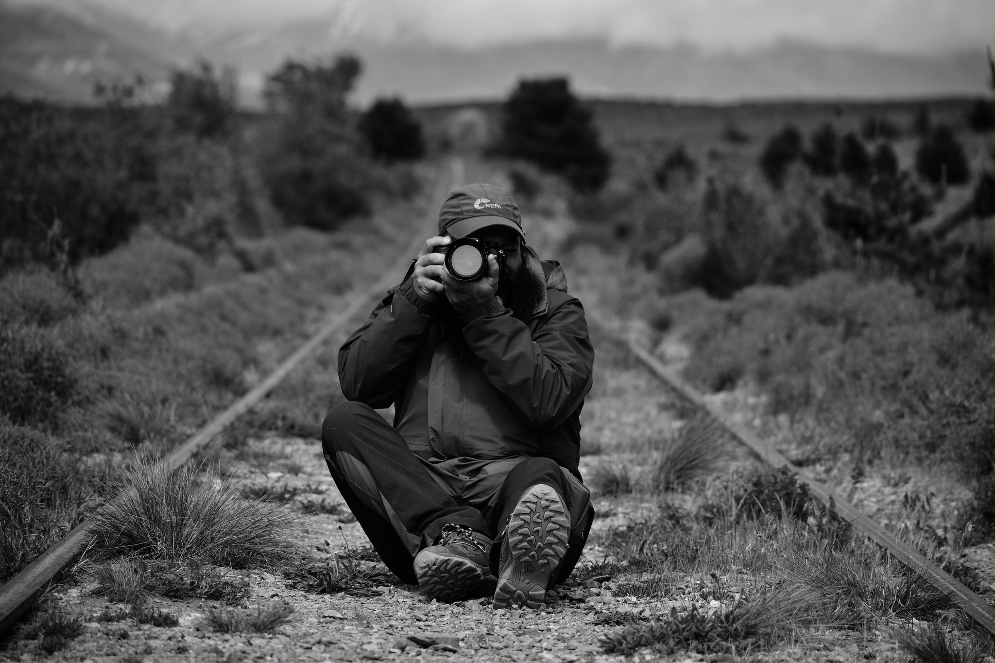En blanco y negro, la foto queda más desnuda.
Sin el color como apoyo, aparecen con más fuerza las líneas, las formas, la luz y la emoción de la escena.
En la Academia practicamos composición y lectura visual para entender cuándo una imagen gana al pasar a blanco y negro, y cuándo simplemente pierde información.
alumno: @nahuivallejo
#fotografia #fotografiacallejera #fotografiaartistica #fotografiadocumental #ferdo