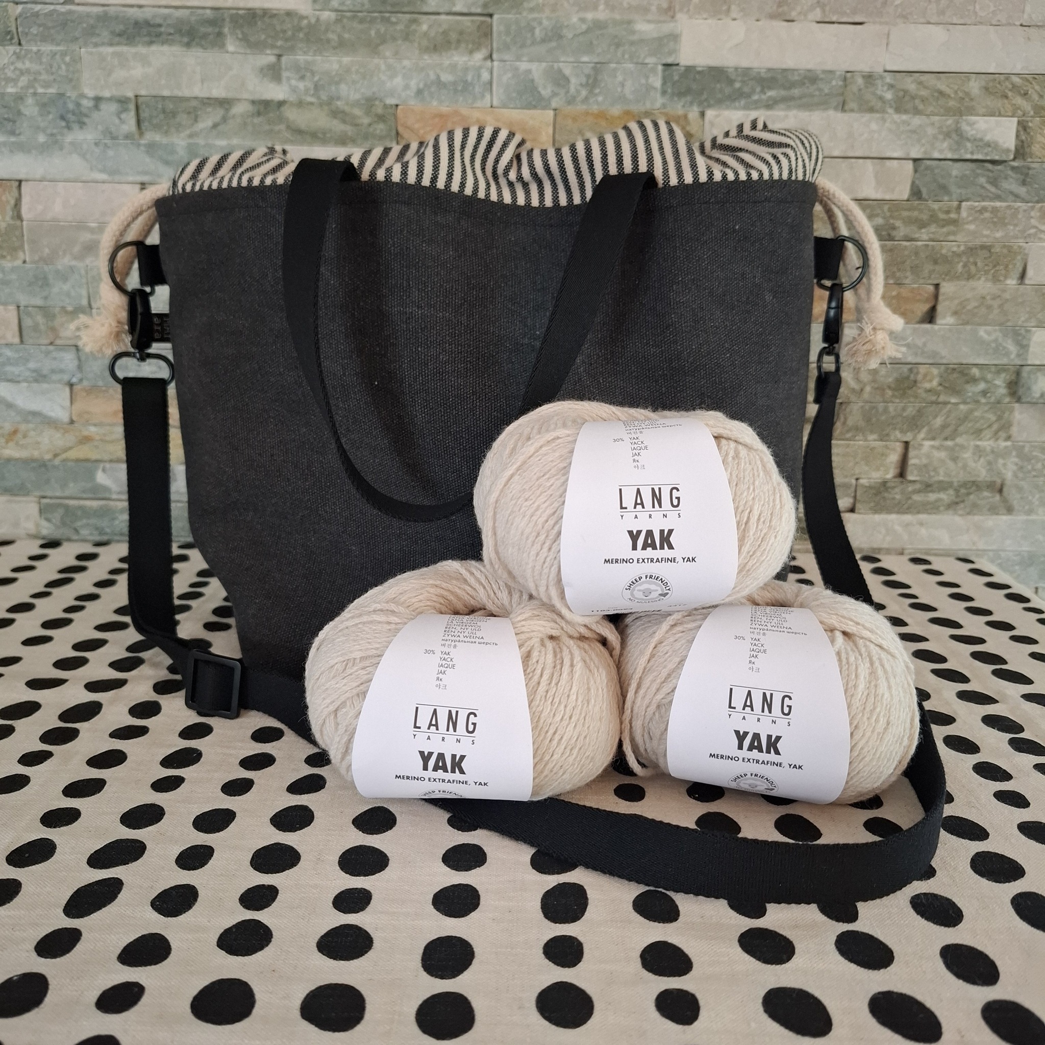 Ich habe nochmals eine Util midi von @kreando genäht!
Diesmal als Geburtstagsgeschenk für eine gute Freundin.
Alle Materialien, aber auch komplette Nähsets findest bei @kreando
#kreando #kreandoutil #ateliermayara