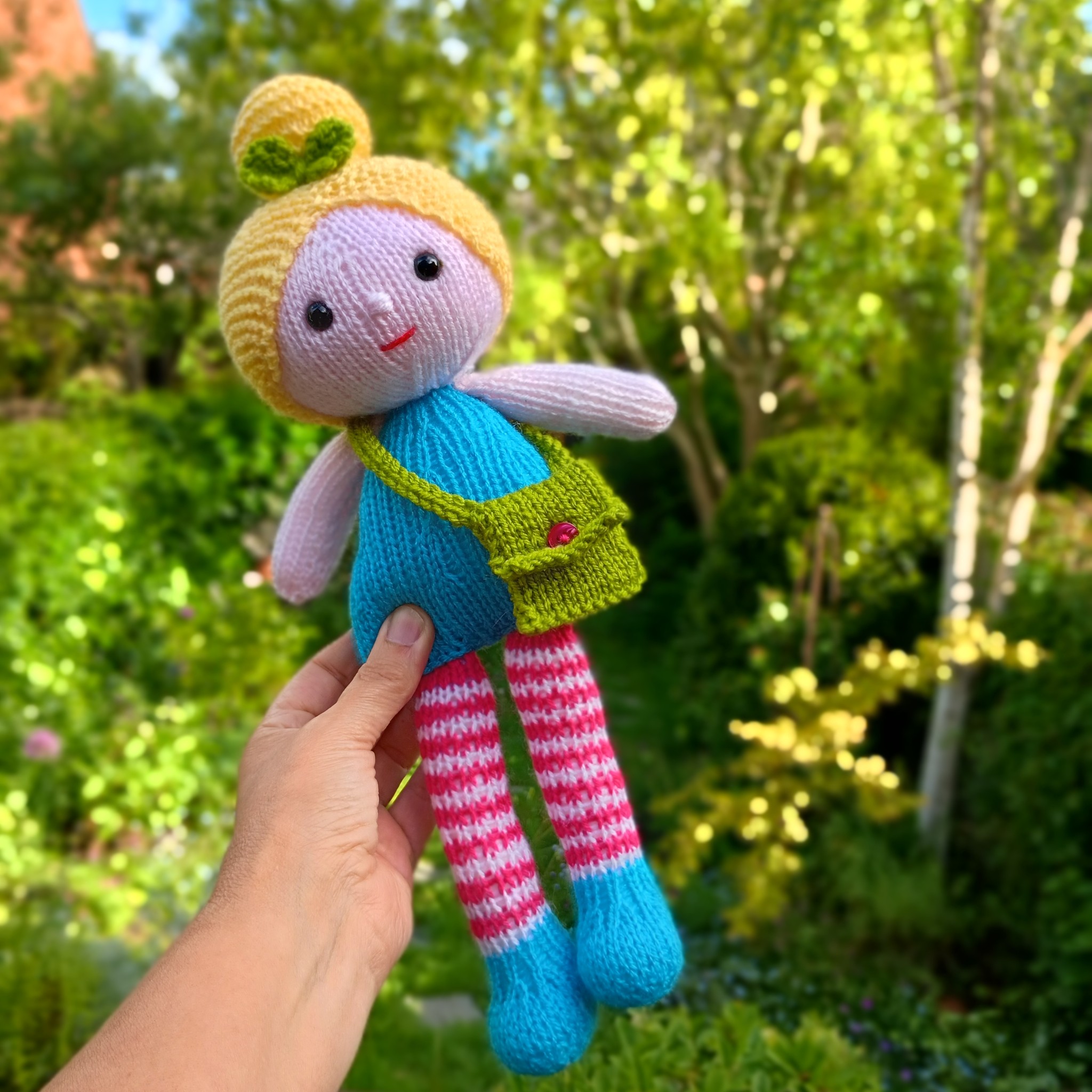 I'm back from my holiday, No more poolside photos! just my sunny garden...
I've finished a second doll. I hope you like her, too?
I'm still editing the pattern - but don't worry, I hope to have it ready for you very soon.