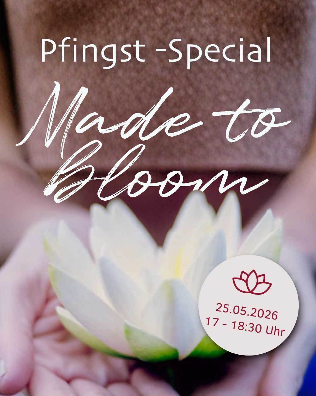 🌸 Pfingst-Special: Made to Bloom mit Jolijn 🌿
Jeden Tag gestalten wir unser Leben, wie ein Gärtner seinen Garten pflegt... ✨
🕊️Welche Samen säst du gerade in deinem Leben? Welche kleinen Keimlinge gießt du mit deiner Aufmerksamkeit – und ist all das im Einklang mit dem, was du wirklich zum Erblühen bringen möchtest? 🕊
🙏An diesem Pfingstmontag laden wir dich ein, innezuhalten und ganz bewusst in deinen „inneren Garten“ zu schauen. In unserem Special „Made to Bloom“ trifft eine lebendige, frühlingshafte Asana-Praxis auf klärende Meditation und tiefe Entspannung.
✨🌸Gemeinsam mit Jolijn schaffst du den Raum, um dich mit deiner wahren Essenz zu verbinden und die Energie fließen zu lassen, die dich zum Strahlen bringt.
👉Alle Details auf einen Blick:
📅 Pfingstmontag, 25. Mai 2026
🕒 17:00 – 18:30 Uhr
📍 Präsenz im Studio
🧘♀️ Lehrerin: Jolijn
💡Gut zu wissen: Du kannst ganz unkompliziert mit all deinen vorhandenen Karten, Abos oder über Wellpass teilnehmen.
Schenk dir diesen Feiertags-Nachmittag, um ganz bei dir anzukommen und innerlich aufzublühen. 🌷
👉 Sichere dir jetzt deinen Platz über die Eversports oder Yogaraum App oder den Link in der Bio!
Wir freuen uns darauf, mit dir gemeinsam zu wachsen! 🙏✨
#YogaraumRavensburg #MadeToBloom #PfingstYoga #YogaRavensburg #InnererGarten #Selfcare #YogaSpecial #Achtsamkeit #FrühlingsErwachen