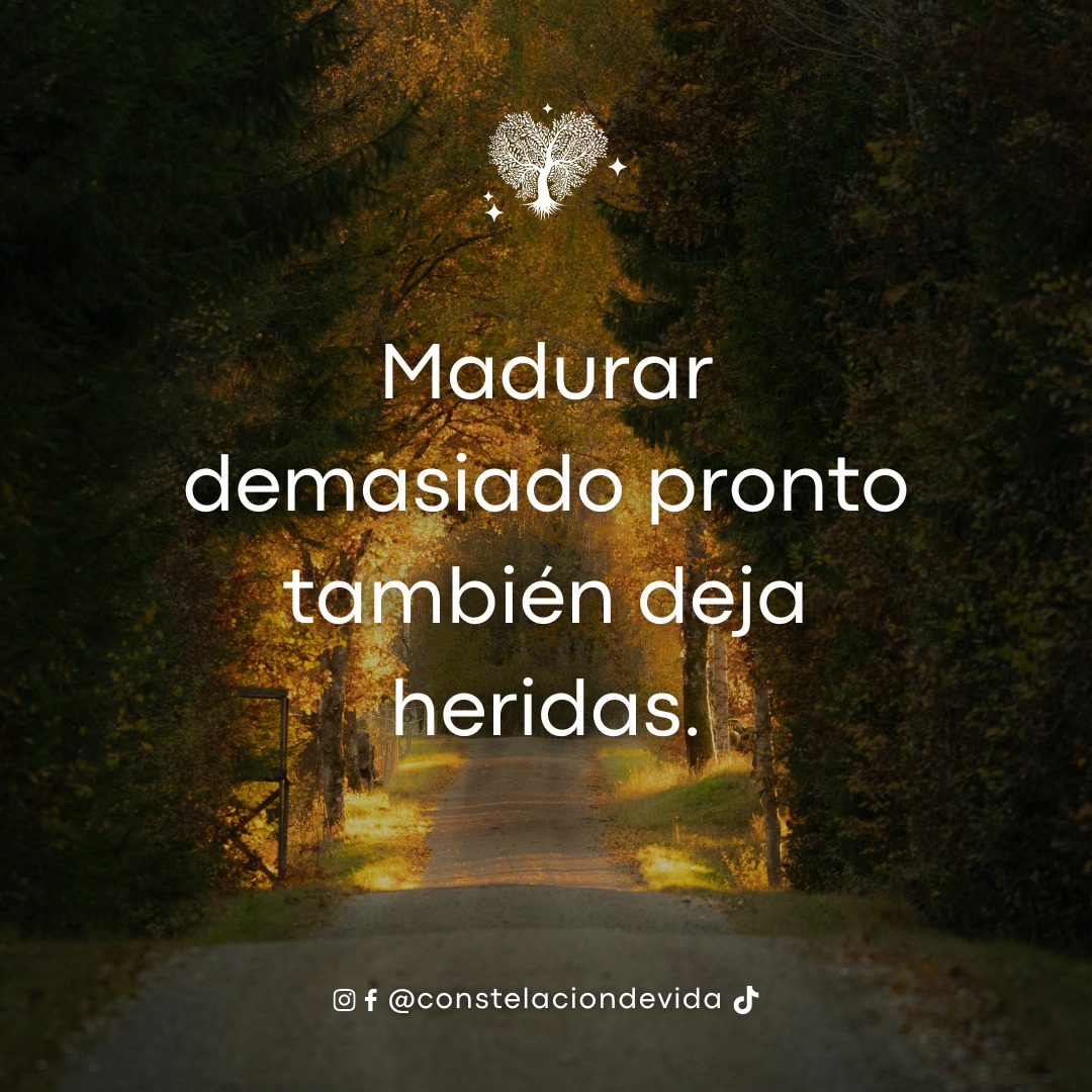 Hay personas que crecieron siendo “las fuertes”.
Las maduras.
Las responsables.
Las que no daban problemas.
Las que aprendieron a resolver solas desde muy pequeñas.
Y aunque muchos lo veían como algo admirable…
por dentro muchas veces solo eran peques intentando sobrevivir emocionalmente.
Niños y niñas que aprendieron a callar para no preocupar.
A cuidar emocionalmente a otros.
A hacerse cargo de cosas que no correspondían a su edad.
A guardar tristeza para aparentar fortaleza.
Por eso de adultos muchas veces sienten agotamiento constante.
Dificultad para relajarse.
Necesidad de controlar todo.
Miedo a equivocarse.
O sensación de que nunca hacen suficiente.
Porque cuando alguien crece sintiendo que debe sostenerlo todo…
descansar se siente inseguro.
Y pocas veces hablamos de eso:
de las heridas que deja tener que “madurar” demasiado pronto.
Porque una infancia donde tuviste que convertirte en adulto emocional antes de tiempo… también marca profundamente.
Pero hoy ya no tienes que seguir sobreviviendo de la misma manera.
✨ Sanar también es permitirte recuperar la parte de ti que tuvo que crecer demasiado rápido.
¿Alguna vez sentiste que te tocó ser fuerte antes de tiempo? Te leo en comentarios 🤍
🌐 constelaciondevida•com
🔮 Agenda tu sesión enlace en el perfil
📩📲 55 4453 5094
#SanaciónInterior #HeridasDeLaInfancia #ConstelacionesFamiliares #AmorPropio #BienestarEmocional