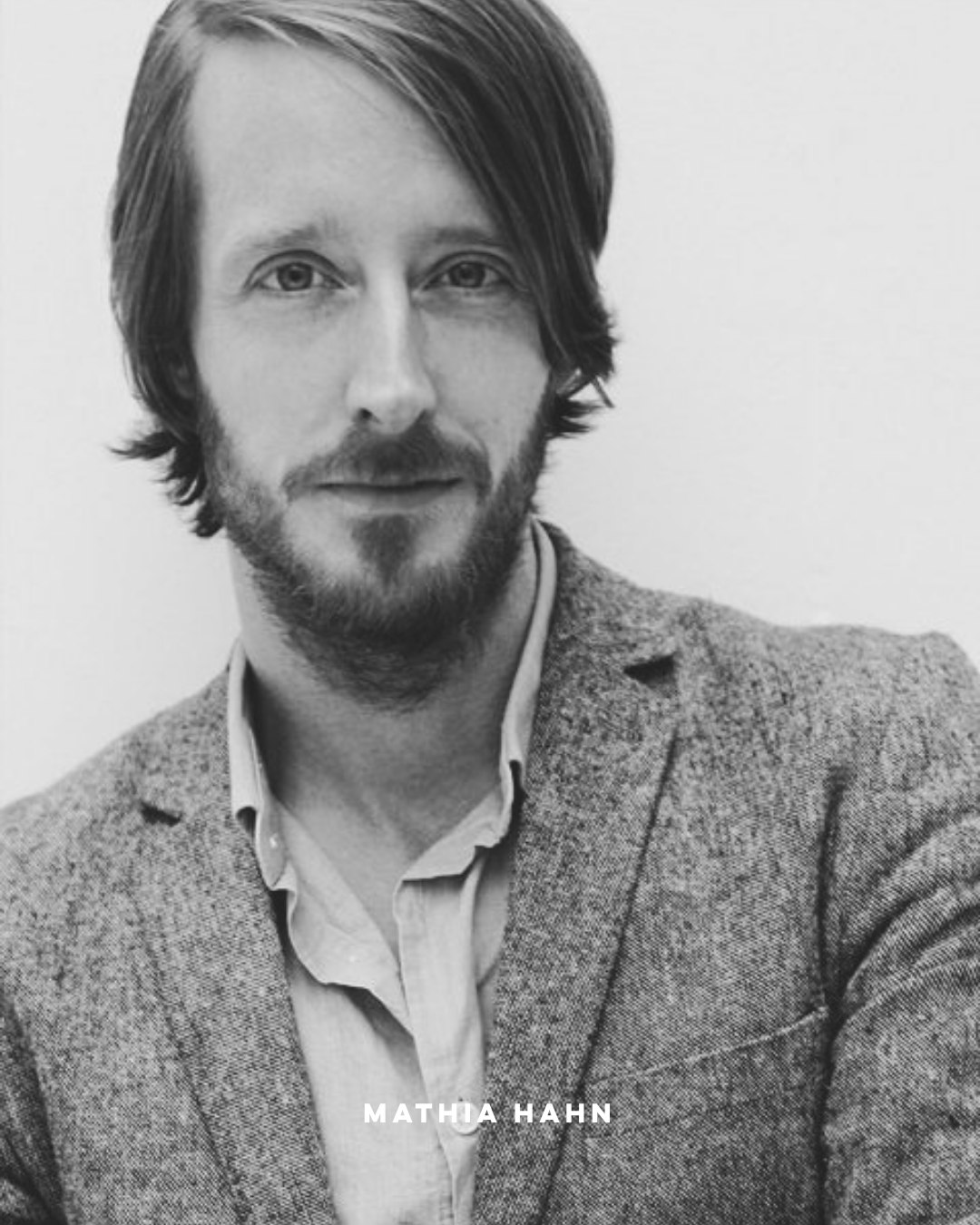 O design como união entre funcionalidade e narrativa.
Mathias Hahn aborda o design de iluminação com uma perspetiva dupla. Por um lado, a procura por uma rigorosa funcionalidade industrial, destinada a resolver necessidades práticas e quotidianas. Por outro, um lado lúdico que explora a componente narrativa dos objetos. Esta síntese traduz-se em peças com um caráter único, que combinam materiais de excelência com uma estética contemporânea e intuitiva.
Criações como os modelos Theia, Scantling ou o singular Gambosa demonstram esta filosofia: formas puras, mecanismos visíveis e um apelo tátil inconfundível. As suas obras inserem-se de forma fluida em qualquer ambiente habitacional ou projeto de interiores, garantindo um desempenho luminoso excecional e uma forte presença escultórica.
Um design que não se limita a iluminar, mas que conta uma história através da interação constante entre luz e matéria.
ENG
Design as a union between functionality and narrative.
Mathias Hahn approaches lighting design with a dual perspective. On one hand, the search for rigorous industrial functionality, aimed at solving practical, everyday needs. On the other, a playful side that explores the narrative component of objects. This synthesis translates into pieces with a unique character, combining high-quality materials with a contemporary and intuitive aesthetic.
Creations like the Theia, Scantling, or the singular Gambosa models demonstrate this philosophy: pure forms, exposed mechanical mechanisms, and an unmistakable tactile appeal. His works fit fluidly into any living environment or interior project, guaranteeing exceptional lighting performance and a strong sculptural presence.
A design that does not just illuminate, but tells a story through the constant interaction between light and matter.
Design by: @mathiashahn.designstudio
Would you like more information?
Send us a private message or visit design-minder.com
#designminder #MathiasHahn #LightingDesign #IluminacaoDeInteriores #DesignIndustrial #DesignContemporaneo #DesignDeInteriores #Architecture