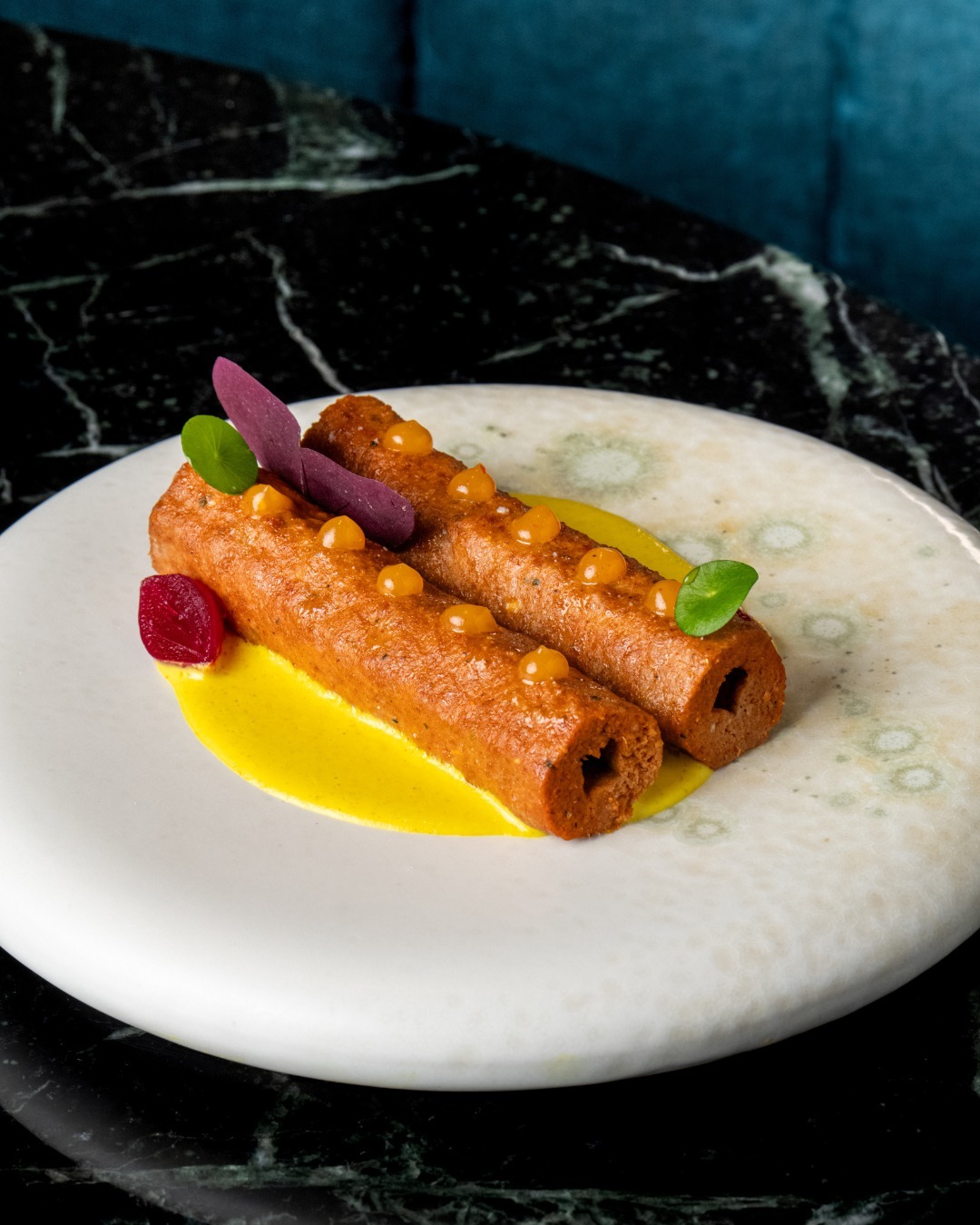 🔥Our Batak Seekh Kebab features ground duck, delicately spiced, skewered, and grilled in the tandoor finished with a vibrant pineapple chutney for the perfect balance.
Smoky, juicy, and full of character.
🔥Batak Seekh Kebab เนื้อเป็ดบดหมักเครื่องเทศ เสียบไม้ย่างเตาทันดูร์ เสิร์ฟพร้อมซอสสับปะรดรสสดชื่น
หอมควัน ฉ่ำ และเต็มไปด้วยรสชาติ
จองโต๊ะแล้วมาลองวันนี้
👉🏼 For reservations: Link in Bio.
📞082-997-3399
📍Erawan Bangkok, Fl.2
🕒 Open Daily, 11:30 - 22:30
#JharokhabyIndus #JharokhaBkk #JharokhaBangkok #CelebratewithJharokha #IndianCuisine