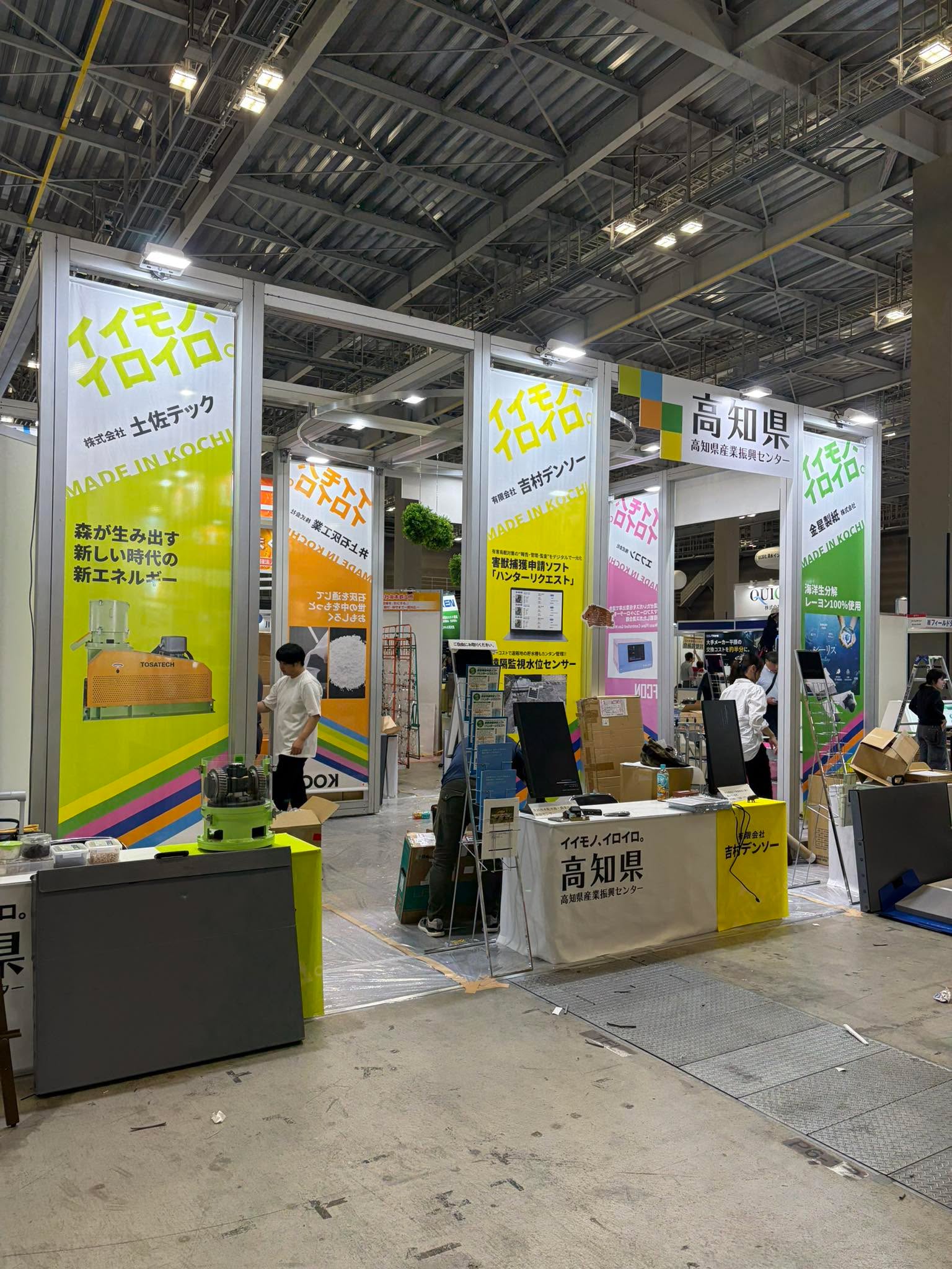 明日からの展示会の準備してます。皆さん頑張ってます。