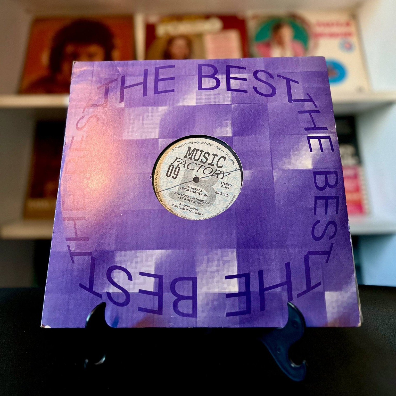 🚫VENDIDO🚫 Lp Vinil Music Factory 09 - 1996
valor R$ 70,00
Music Factory 09 reúne o melhor da eurodance e do pop eletrônico da época, com batidas marcantes e hits que dominaram pistas e rádios.
Music Factory 09
Selo: Not On Label – MFM 09
Série: Music Factory (29) – 09
Formato: Vinil, LP, Compilation, Unofficial Release
País: Brazil
Lançado: 1996
Gênero: Electronic
Estilo: House, Freestyle, Euro House, Italodance
Vinil VG+ (tem marcas de uso, porém não impacta na reprodução)
Capa VG+
faixas
A1 Angelina– Release Me
A2 Clap– I'm A Believer
A3 Whigfield– Sexy Eyes (12 Mix)
B1 Nevada (3)– Feels Like Heaven
B2 Natural Attraction– Let's Get Stupid
B3 Morgana (21)– Can I Help You Baby
Aqui a gente negocia tudo, inclusive o valor! chama na responsa que a gente negocia!
Todos os nossos vinis são higienizados, testados e vão com luvas internas e externas novas. Prontinhos pra vc receber e usar!
comprando em nosso site vc consegue mais descontos e pontua no nosso programa de recompensa!
nas compras acima de R$ 200,00 ganhe um limpador de vinil.
www.tudodomiau.com.br
Siga nossas redes:
insta @tudodomiau
tiktok tudodomiau
Envio para todo o país.
envio pelos correios e aplicativos após confirmação de pagamento.
pagamento no crédito (a vista ou parcelado), débito, pix e boleto (envio após compensação do boleto)
.
.
.
#discodevinil #LP #music #eletronica #foryou