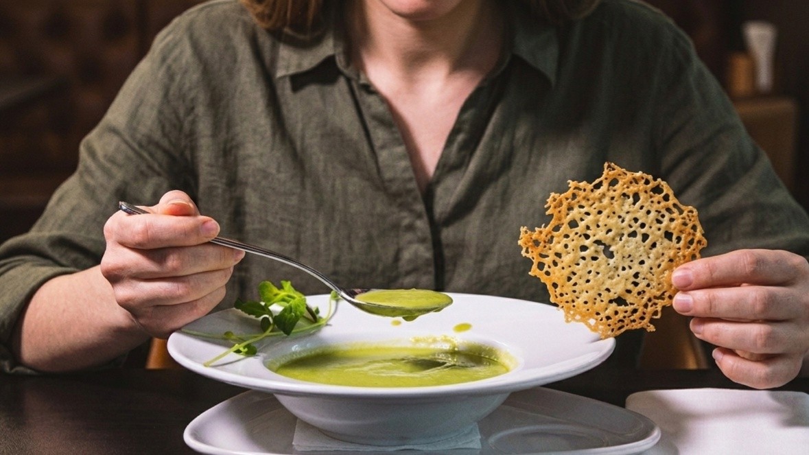 Szezonális kedvencünk: Mentás zöldborsókrémleves parmezán ropogóssal! 🌱✨
Megérkezett a legújabb szezonális krémlevesünk, amely a tavaszi-nyári ízek legjavát hozza el a tányérodra.
A zsenge zöldborsó selymes textúráját egy leheletnyi friss mentával bolondítottuk meg, a tökéletes textúra-élményért pedig egy házilag pirított, roppanós parmezán sajtlapkával tálaljuk.
Friss, könnyed és tele van ízzel – pontosan az, amire egy kellemes napon vágysz.
.
.
.
#gasztronomia #egeszsegesetel #koret #zoldseg #mutimiteszel#gasztro #zöldborsókrémleves #szezonális #menta #mutimitgeszel #ebédötlet #vacsoraötlet #hazaiízek #finom #krémleves #mik_gasztro #gasztrofotó