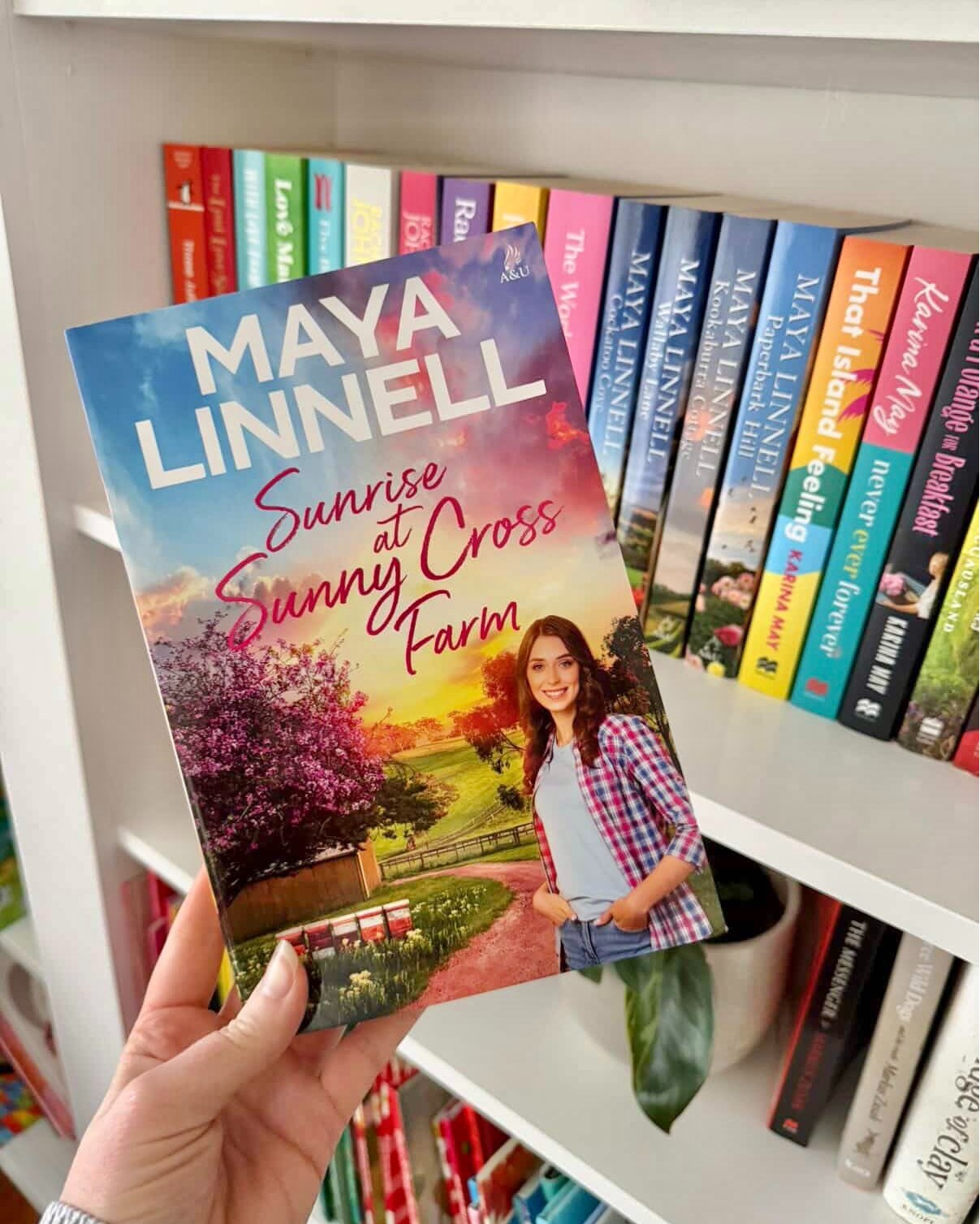 ‘⭐️⭐️⭐️⭐️⭐️ Five stars from me, another must read by one of my favourite Australian rural romance authors and I highly recommend’
The first early review is in for Sunrise at Sunny Cross Farm and gosh it’s lovely! It’s always a funny moment when you release a book into the world, a little bit of holding your breath while you wait for reader responses. And nope, it doesn’t necessarily get easier with each book!
Thank you @karrensreadingnook for this review, and big thanks also to Jessica @bibliobliss.au for this lovely photo.
Sunrise at Sunny Cross Farm is out on June 2 in all good book stores with @allenandunwin !