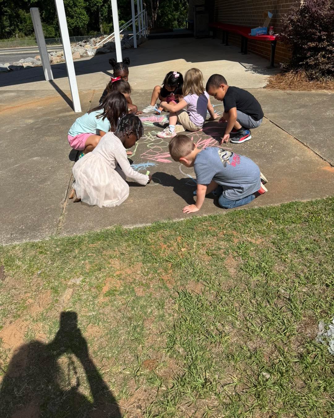 Our K3 students enjoyed a fun and colorful time outside playing with sidewalk chalk this morning!