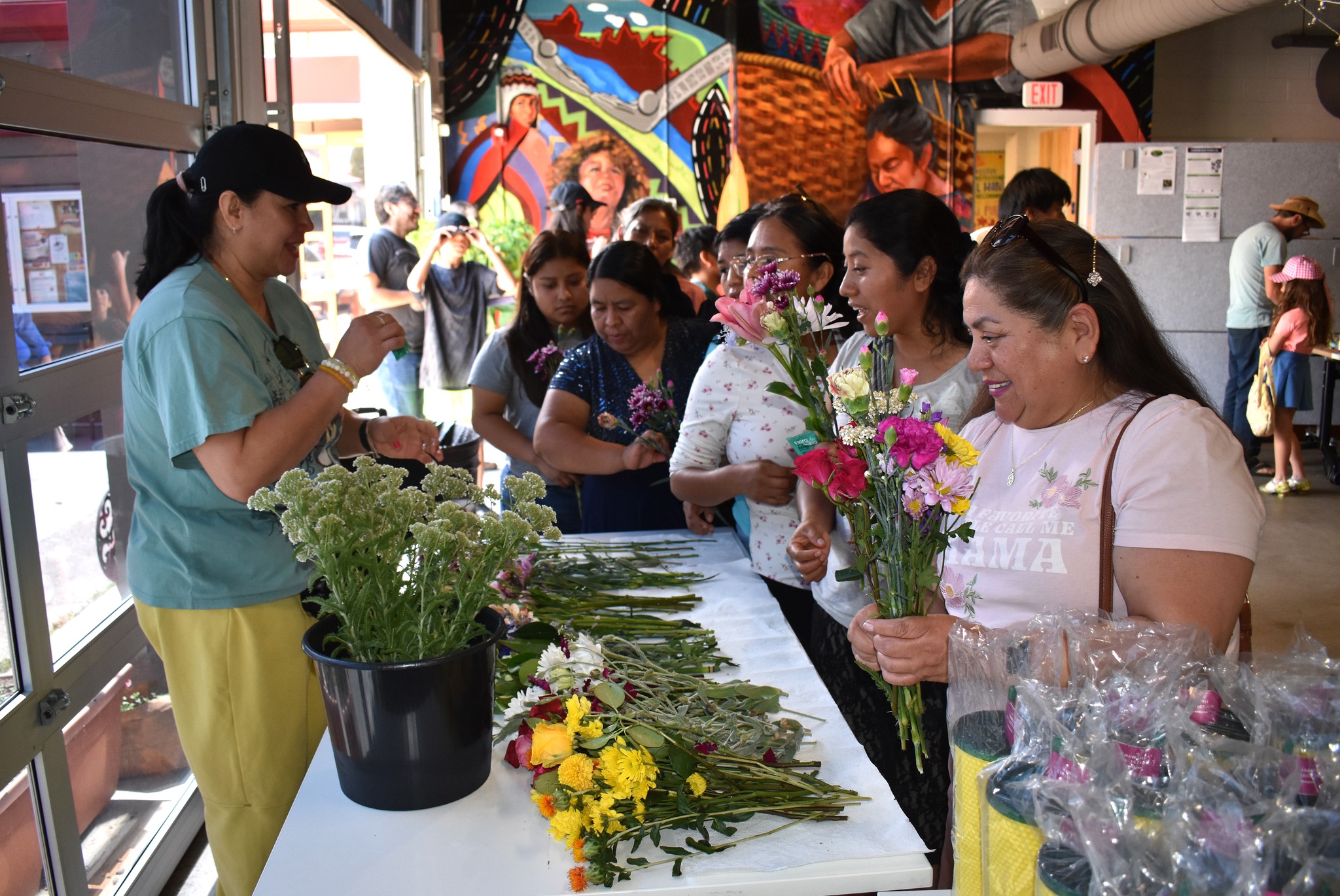 This is how we celebrated Mother's Day at La Paz!🪴
Two weeks ago, we organized a plant exchange to celebrate the mothers in our community.🥰 We made flower arrangements, gave away plants, and painted pots with families and neighbors from the community.
A big thank you to the @foodforestcoalitionchatt and @gaininggroundgrocery for co-hosting this event with us and brightening our mothers’ afternoon.💚