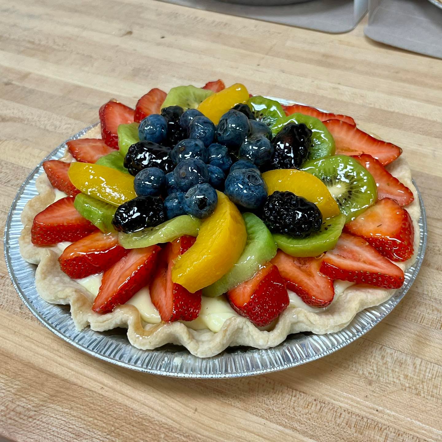 We are celebrating the warm weather with a fruit flan! Perfect as a center piece at your BBQ party to press your guests.
Flaky pie crust with vanilla custard and fresh fruit 🍓🫐🍑🥝
#fruit #fruitsalad #fruitflan