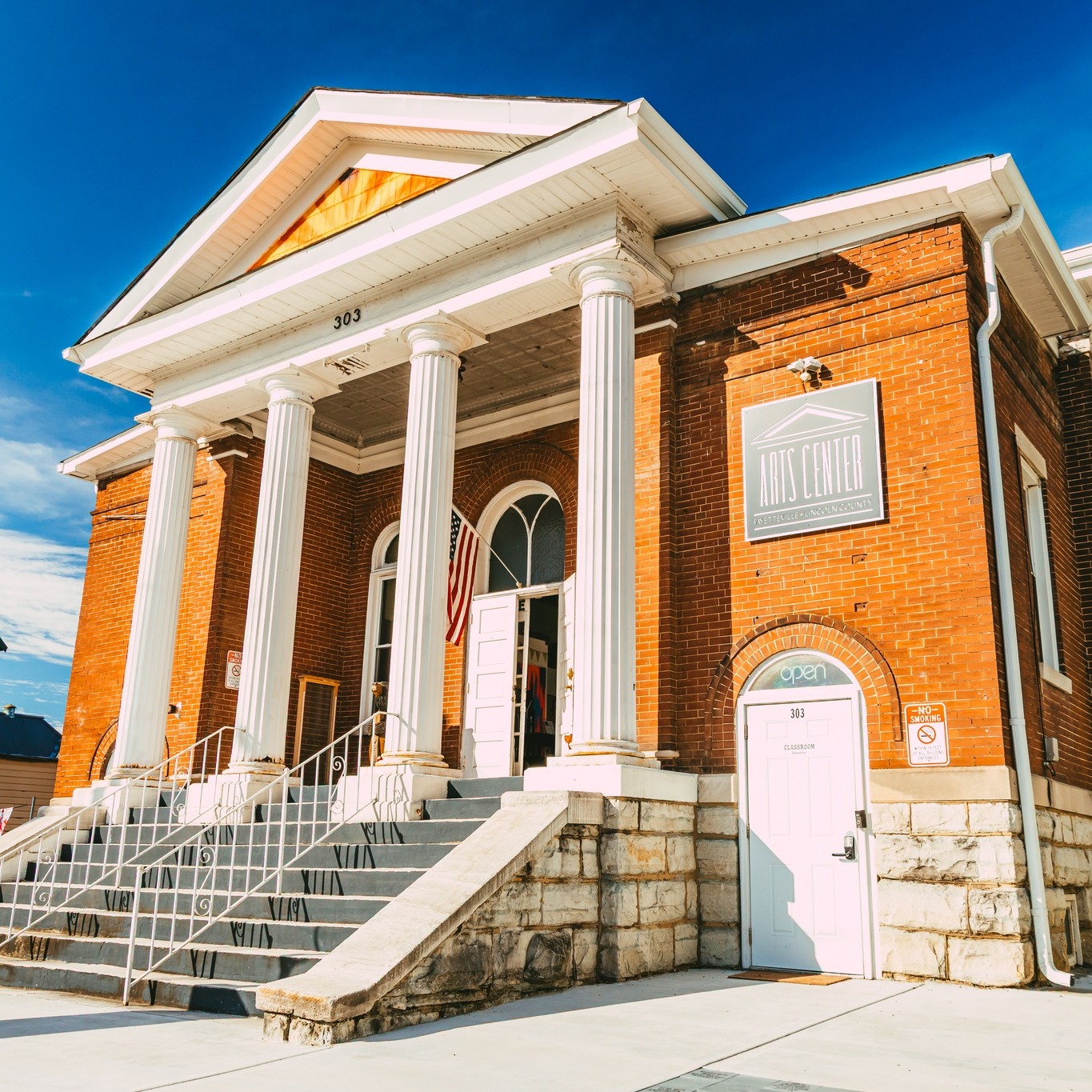 Nurture your creativity this summer with a visit to the Fayetteville Lincoln County Arts Center! 🎨
Attend crafting classes, open mic nights, and more to brush up on hands-on skills and try out new endeavors 🖌
📍Fayetteville, TN
📸: Morrison Visuals
#VisitFayettevilleTN