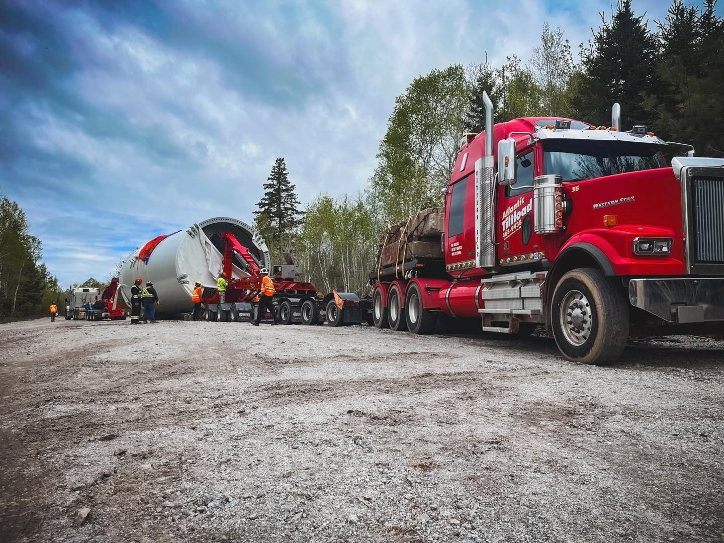 Precision, planning, and teamwork.
Heavy haul moves like this take experienced operators, the right equipment, and attention to every detail.
Another impressive move completed by the Atlantic Tiltload team.
📍 Nova Scotia Dispatch: (902) 468-9438
📍 New Brunswick Dispatch: (506) 343-4412