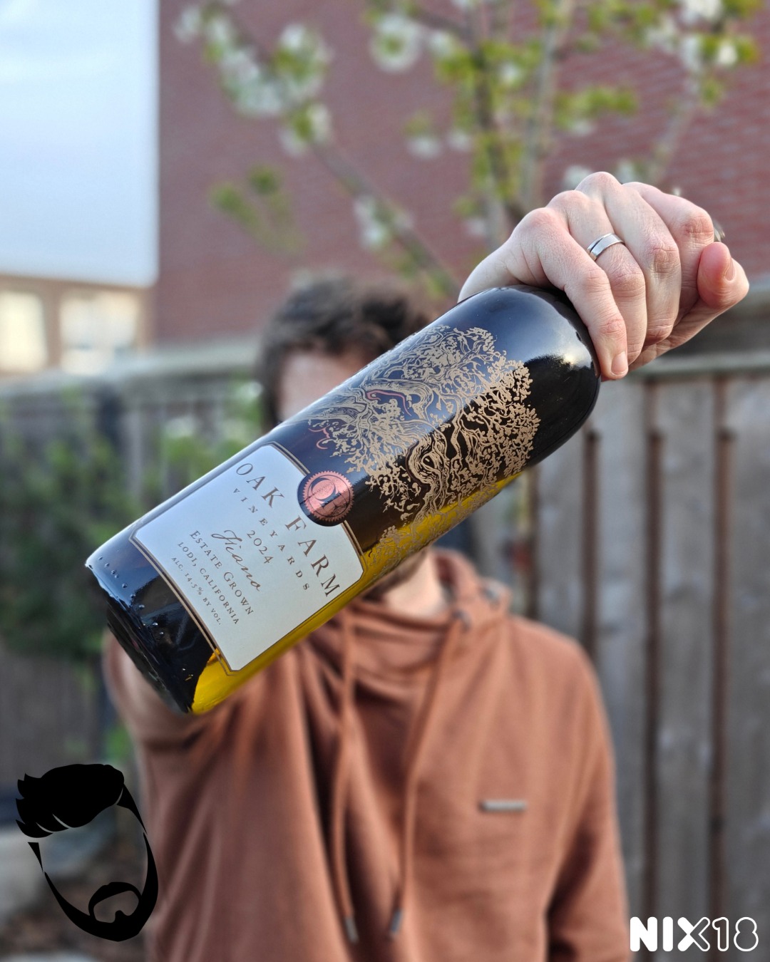 Italiaanse smaakbom met Californische spierballen💪🇺🇸!
Oak Farm Vineyards Fiano, California, Verenigde Staten
Fiano? We zaten toch in Amerika? Klopt! Deze authentieke Italiaanse druif is met de Panella-familie meegesleurd naar de US. En wat een goede zet was dat!
👃In de neus begint het verfrissend, met aroma's van bloemen en rijpe perzik. Maar dan komt er een subtiele vleug van vanille doorheen wat 'm gelijk rijk en complex maakt.
👅En dan de smaak... Onze proefclub was unaniem: wát een wijn is dit! Vol, rijp, romig, alles van dat. Maar denk maar niet dat hij log of zwaar wordt; de knisperende frisheid houdt alles goed in balans. Kortom, een heel compleet en spannend glas!
🍽Wat eet je erbij? Solo is deze wijn al echt genieten, maar met een mooie pasta met vis of zeevruchten is 'ie helemaal top.
Onze beoordeling: 🍼🍼🍼🍼🍼
Wij kregen ‘m van @camuswines. Richtprijs is €17,95
Oak Farm is een rasecht familiebedrijf met een prachtig verhaal. De familie Panella heeft namelijk diepe Italiaanse roots die liggen in Avellino (een provincie in Zuid-Italië, vlakbij Napels). Laat dat nou net de historische bakermat van de Fiano-druif zijn! Dan Panella eert zijn erfgoed door deze druif op Amerikaanse bodem te verbouwen. Ze doen niet aan massaproductie: de opbrengst wordt bewust laag gehouden door trossen weg te knippen (uitdunnen), zodat alle kracht en concentratie in de overgebleven druiven gaat. Na een handmatige pluk en koele vergisting mag de wijn 5 maanden rusten op zijn gistcellen (fijne lie). Vakmanschap ten top!
Deze fles is ter beschikking gesteld door de wijnhandel en is geen betaalde reclame.
#Finano #italianwine #italianroots #lodiwine #proost #wine #wineenthusiastlife #winefluencer #winelover #wineofinstagram #winestagram #instawine #dewijnvaders #wijn #vaders #prouddad #papa