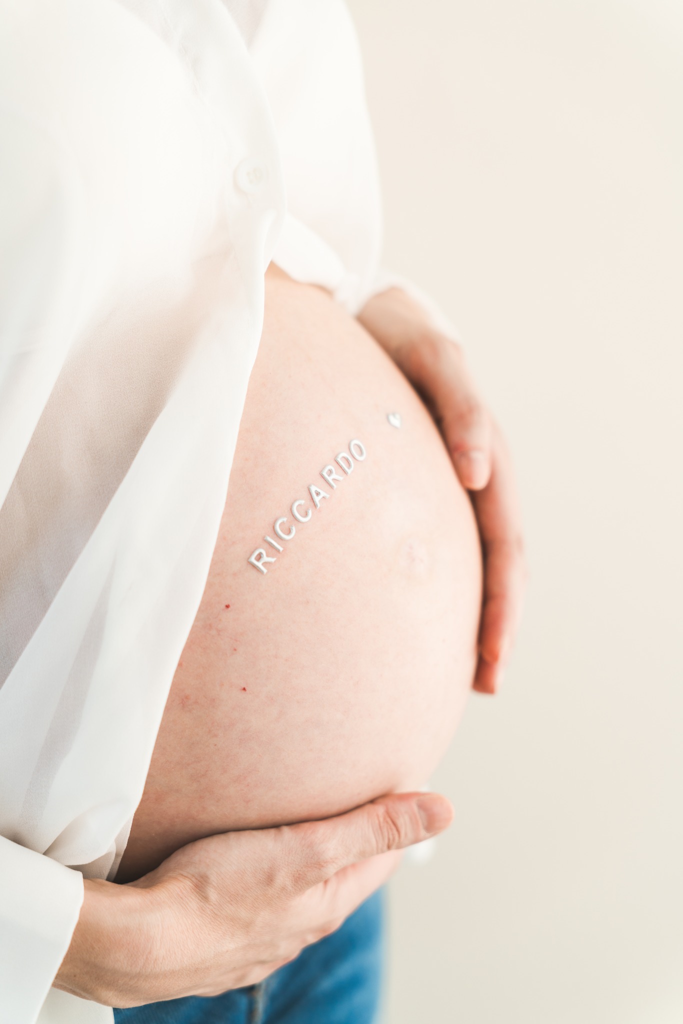 Ci sono piccoli gesti che, durante la gravidanza, diventano molto più di un semplice gioco 🤍
Scrivere il nome del proprio bambino sulla pancia, colorarla con la tempera, aggiungere dettagli, brillantini, mani, carezze…
sono modi dolcissimi per fermarsi un attimo e sentirlo ancora più vicino.
Perché mentre le mani si muovono, succede qualcosa di speciale:
l’attesa prende forma, il pensiero si trasforma in emozione, e quel legame invisibile cresce giorno dopo giorno ✨
Non è solo una fotografia creativa.
È un ricordo fatto di complicità, di immaginazione, di amore già presente ancora prima di incontrarsi.
E ogni dettaglio racconta già una storia...la vostra!