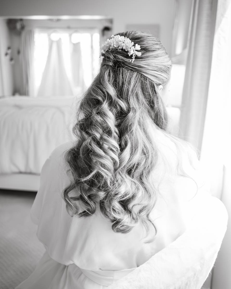 ✨ Chic glam for the modern bride
Hair by Petrina
Photo liam.bentley.studios