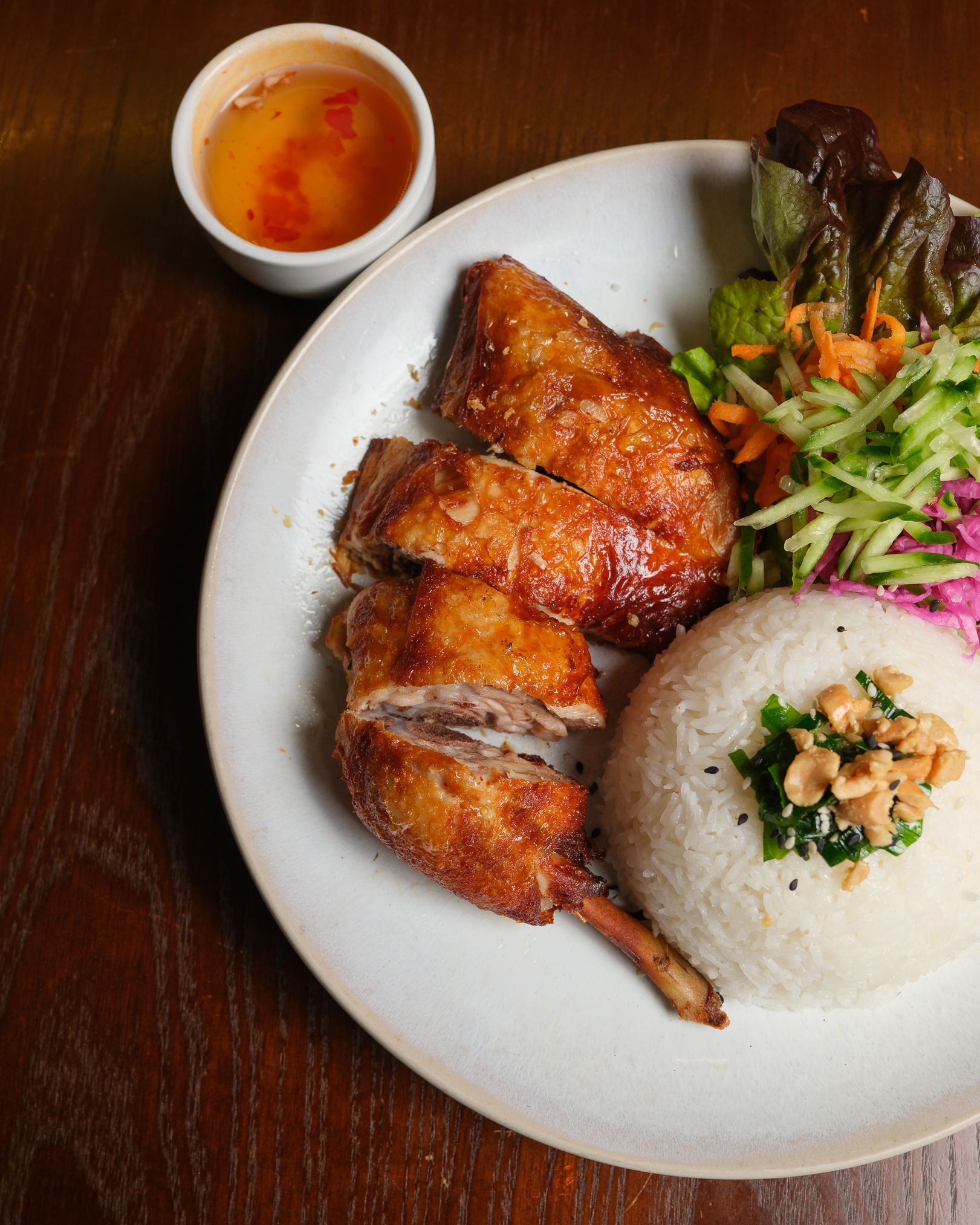 Need some comfort food? You can’t beat a classic Cơm Gà.
Juicy chicken, rice, and all the right sauces to bring it together.