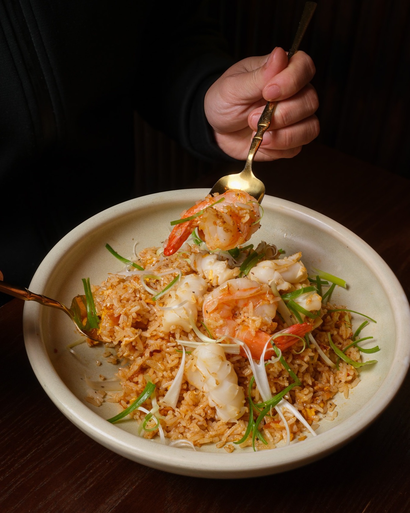 Meet our signature: Chill Fried Rice.✨
Prawns, tender calamari, and juicy chunks of pineapple, all tossed through an umami-rich seafood XO sauce. Sweet, savory, and seriously addictive.