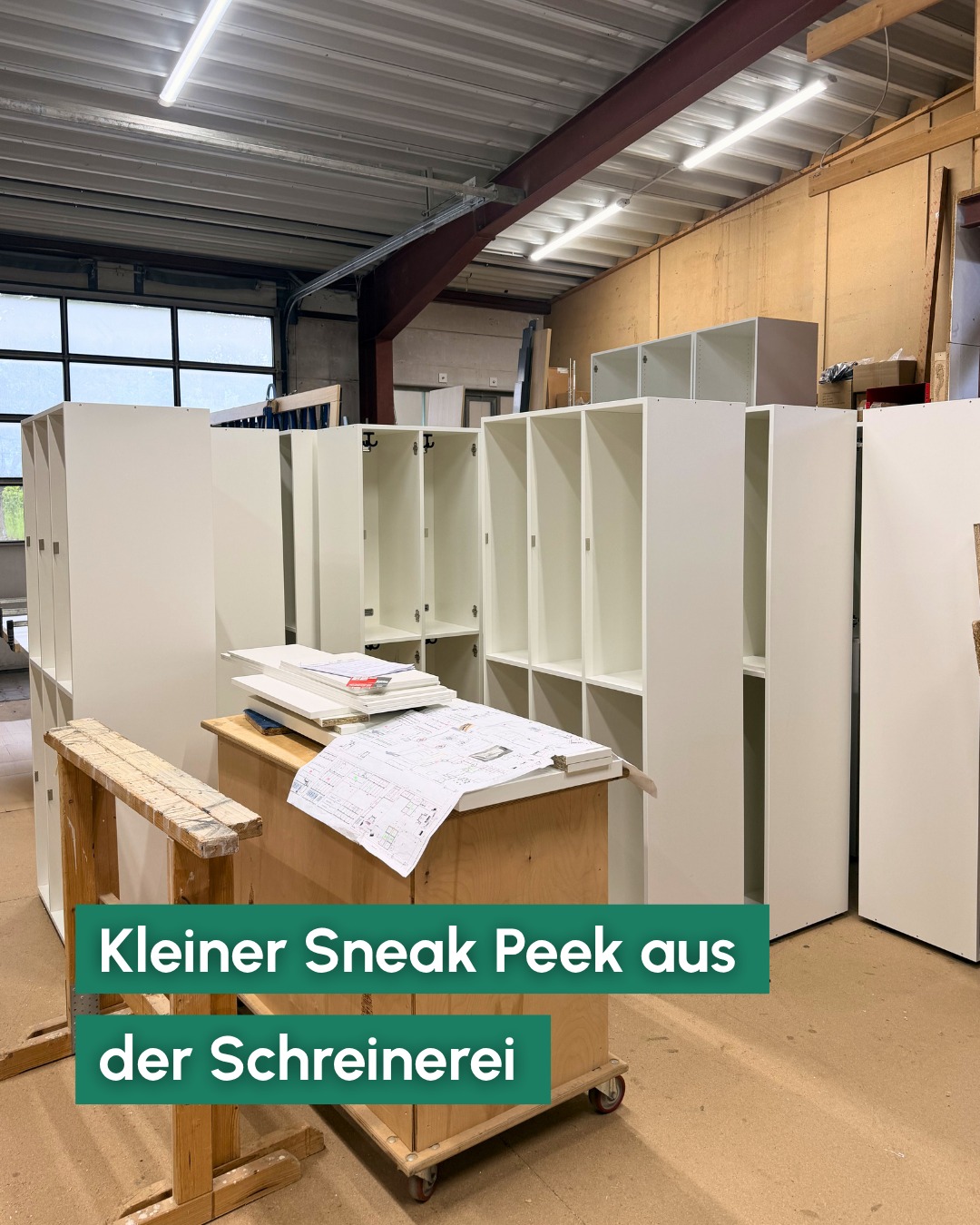 Ein kleiner Sneak Peek aus unserer Schreinerei. 👀
Hier entsteht gerade etwas für ein aktuelles Projekt. Was genau es wird, dürfen wir noch nicht verraten. Aber so viel können wir sagen: In der Werkstatt wird schon fleißig alles vorbereitet. 🤫
#Schreinerei #SneakPeek #WerkstattEinblick #Innenausbau #MöbelNachMaß #Handwerk #Holzverarbeitung #Objekteinrichtung #Neumarkt